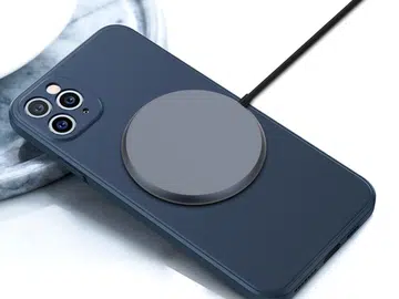 The magnetically attached wireless charger for the iPhone 12. <br>Image source: Macotakara