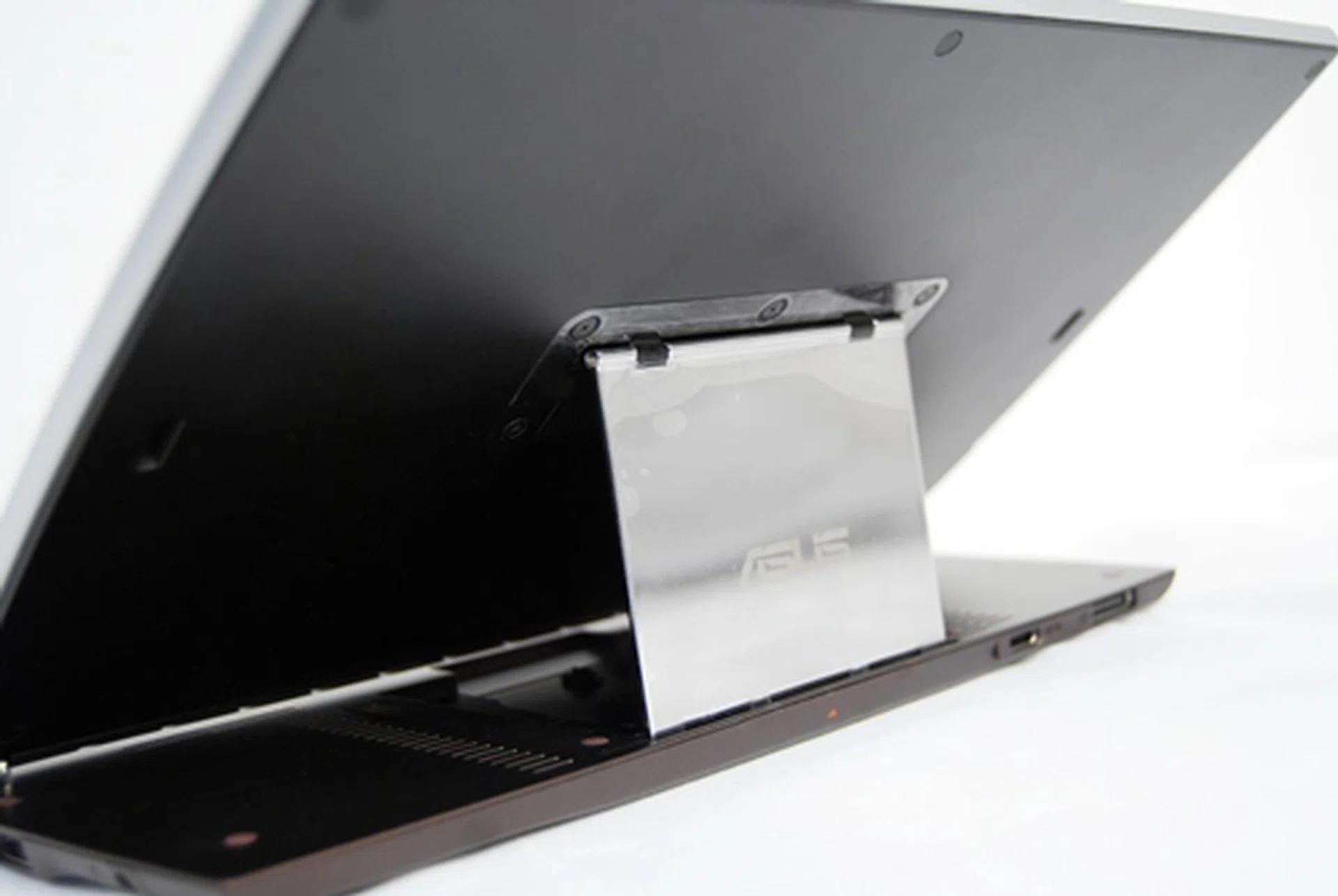 This is how the ASUS Eee Pad Slider will look from the back when it's fully extended.