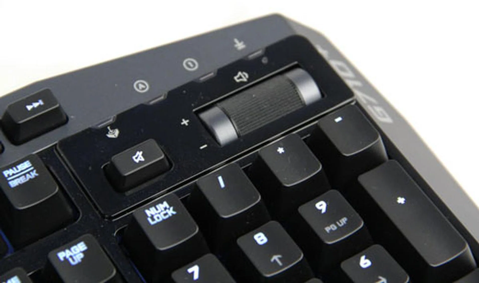 A volume scrollwheel and mute button positioned above the numberpad lets you quickly adjust the volume without taking your eyes off the action.