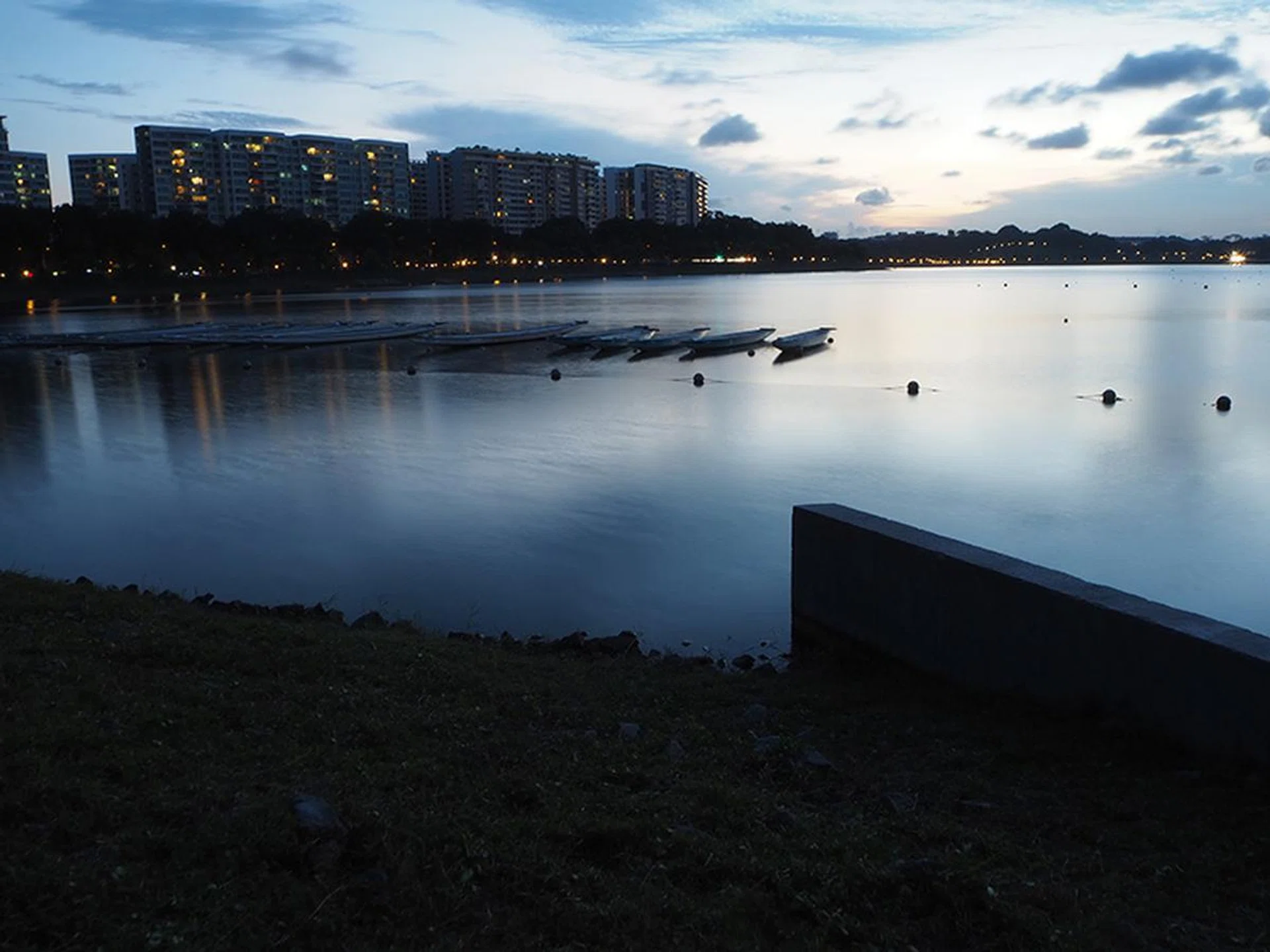 f/18 at 28mm, 4 sec, ISO 200. The OIS managed to stabilize this four-second handheld shot so that the details remained sharp and clear.