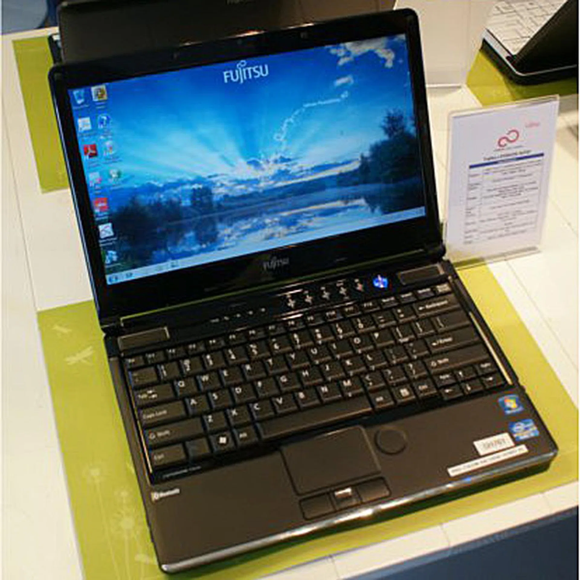 Weighing in at just 1.6kg after the removable drive is taken out, the SH761 also has other cool features like one Anytime USB charge port which lets you charge devices even if the notebook is powered off.