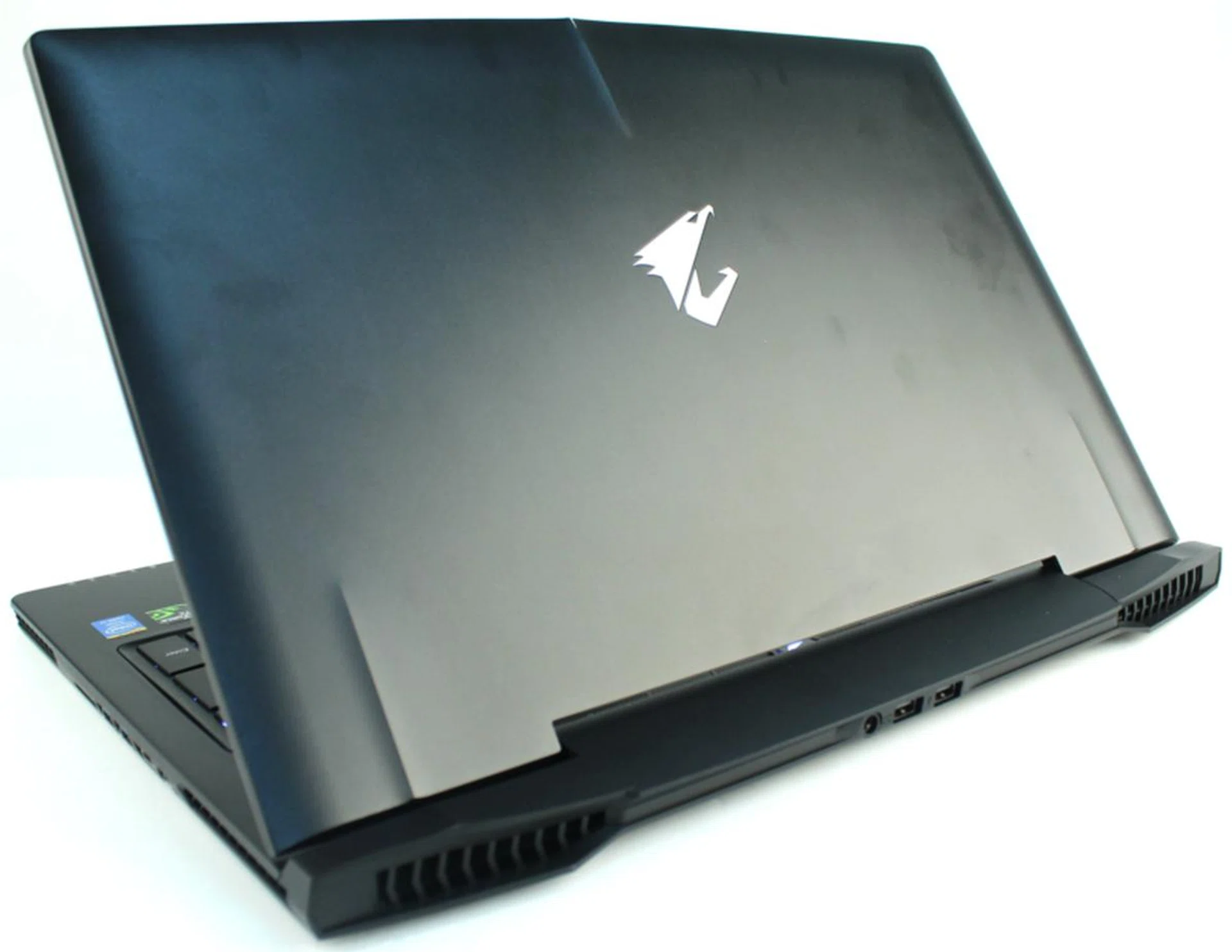 The surface of the top cover attracted fingerprints so much so that cleaning it was a challenge.