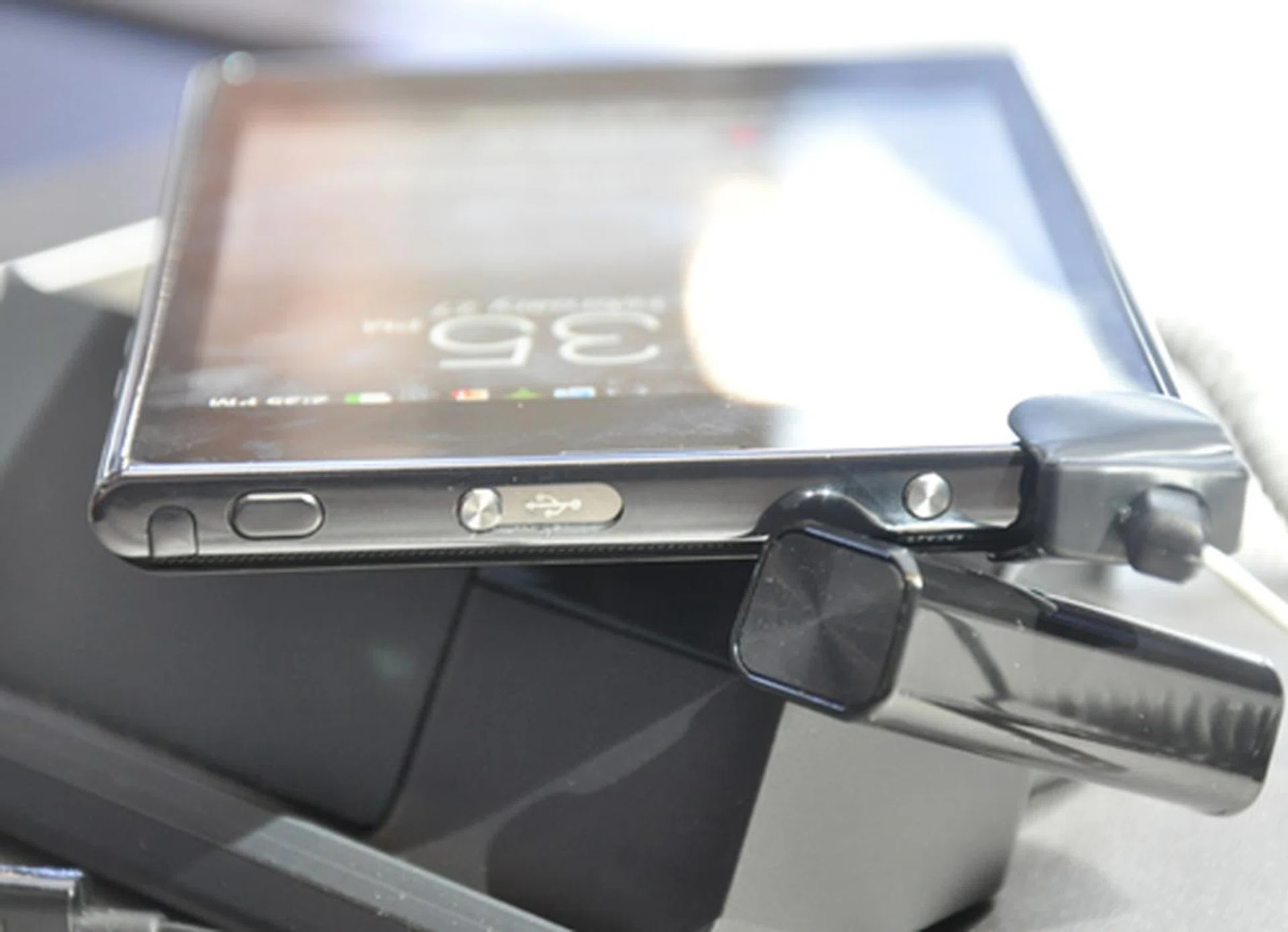 Like its LG Optimus 4X HD and Prada by LG 3.0 peers, the Optimus Vu is framed by silver-accented buttons that adds a subtle touch of sophistication to the device. From left to right: a retractable antenna, power/lock button, a microUSB port that's protected by a slide-out cover and a built-in QuickClip button. The last allows users to make notes, draw and edit on virtually any screen/photo/documents (including any home screens) in one quick touch - one that's similar to what Samsung's S Memo function.