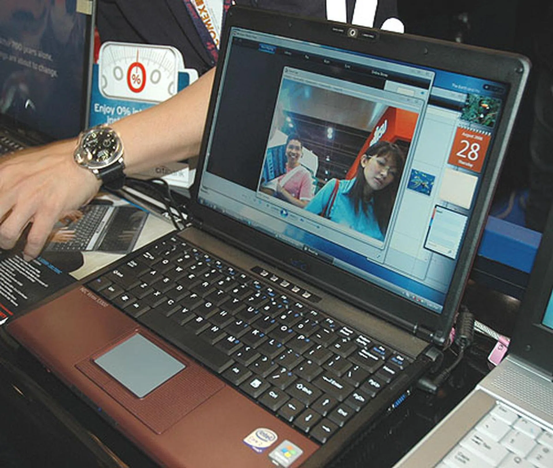  Designated as a Star Buy by NEC, this NEC Versa S3300 has a Core 2 Duo T5500 processor with a free upgrade to 3GB of DDR2 RAM. This 13.3-inch notebook uses Intel integrated X3100 graphics and has a 160GB SATA hard drive for S$1,299.  