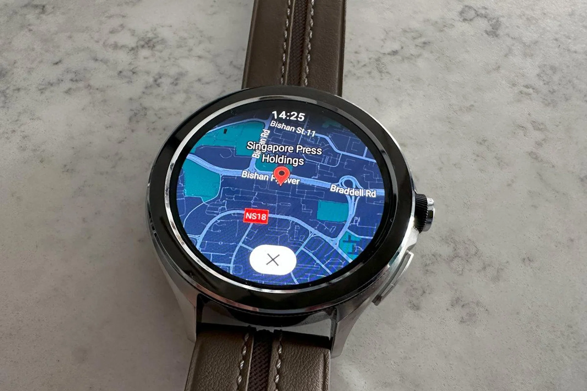 The large AMOLED screen is sharp and sufficiently bright in all but direct sunlit conditions.