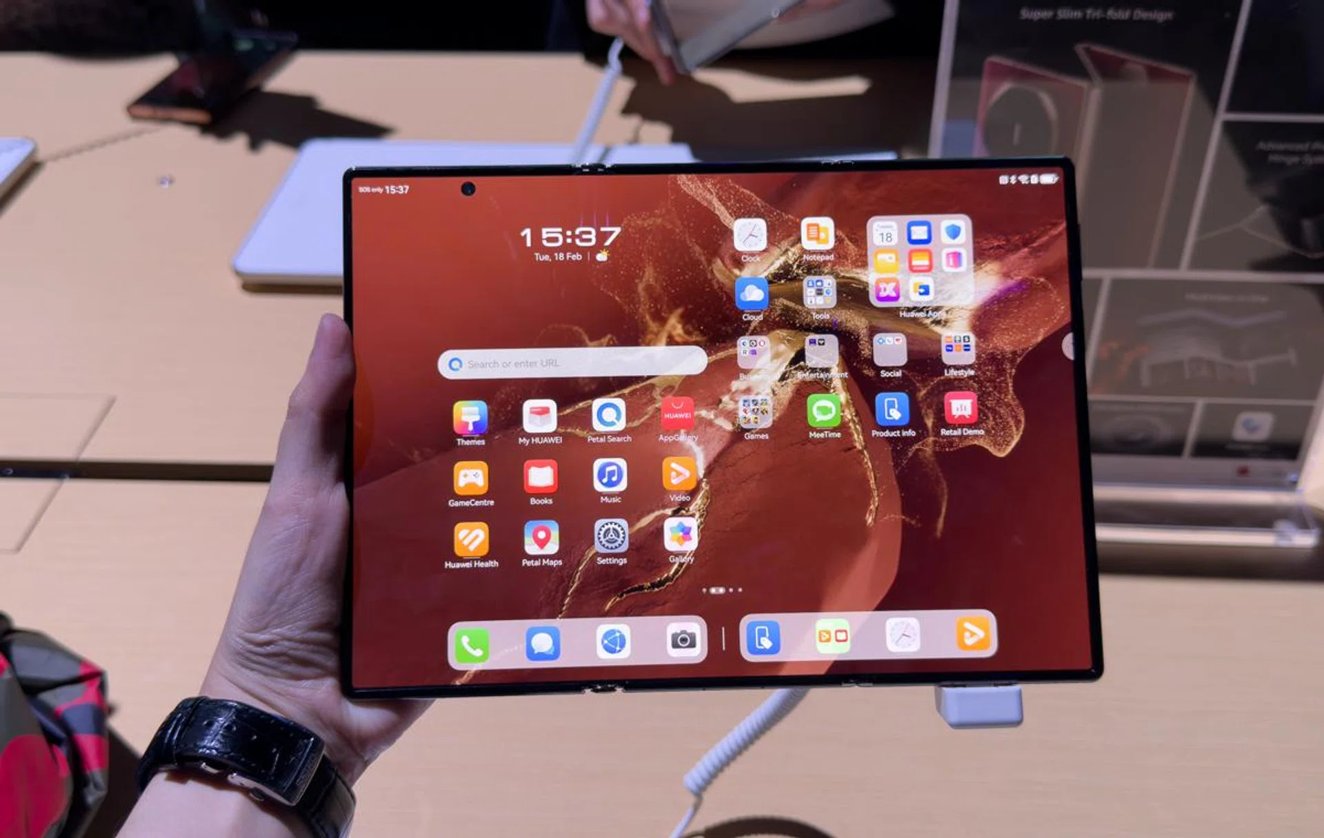 Huawei Mate XT's tri-fold screen. Photo: HWZ.