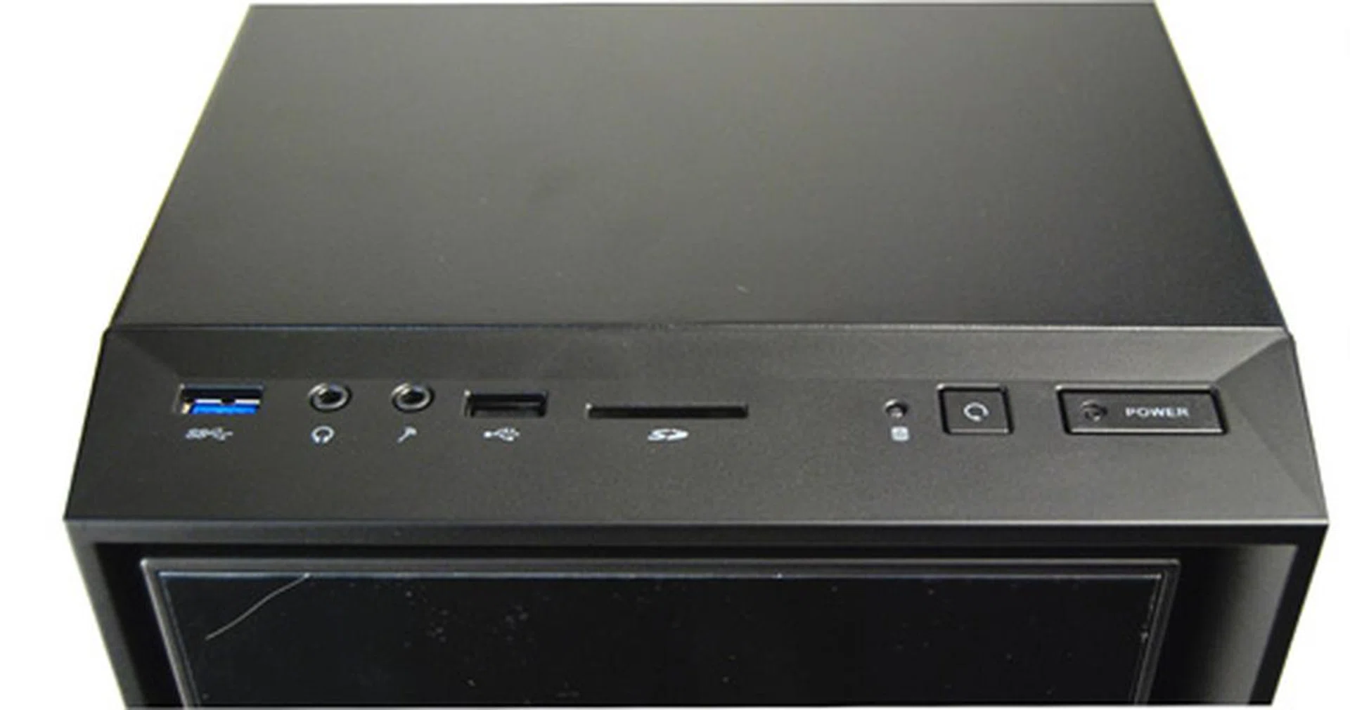 On the top panel we have a USB 3.0 and USB 2.0 port, a SD memory card reader, and the usual power and reset buttons and a headphone and microphone jack.