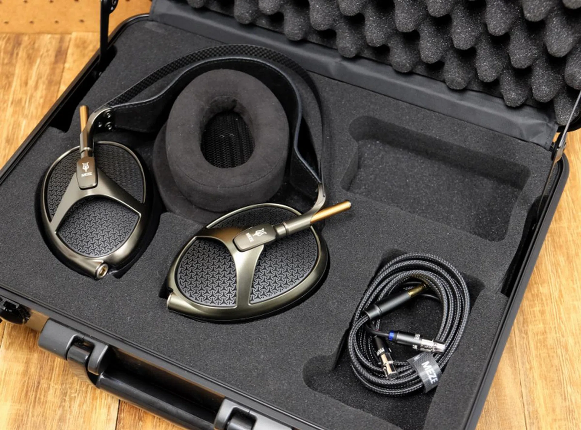 Foam inserts protect the headphone and its accessories. Note the extra Alcantara ear pads.