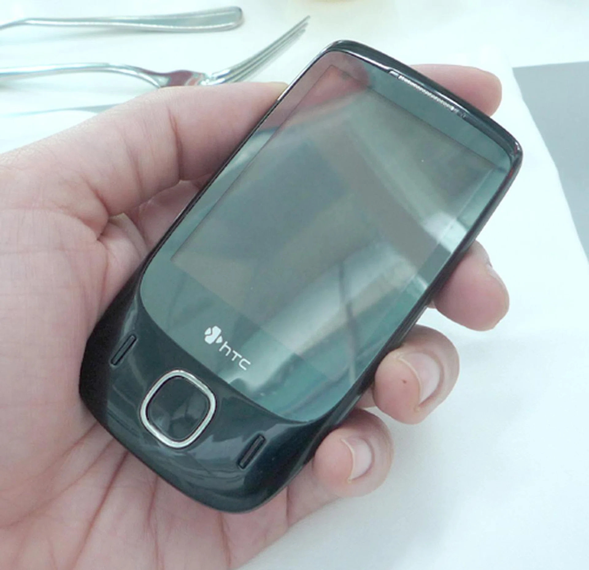 The HTC Touch 3G, on the other hand, tells a different story with its smaller waistline and under 100g weight, which fitted nicely in our hands, and just nice from a female perspective.