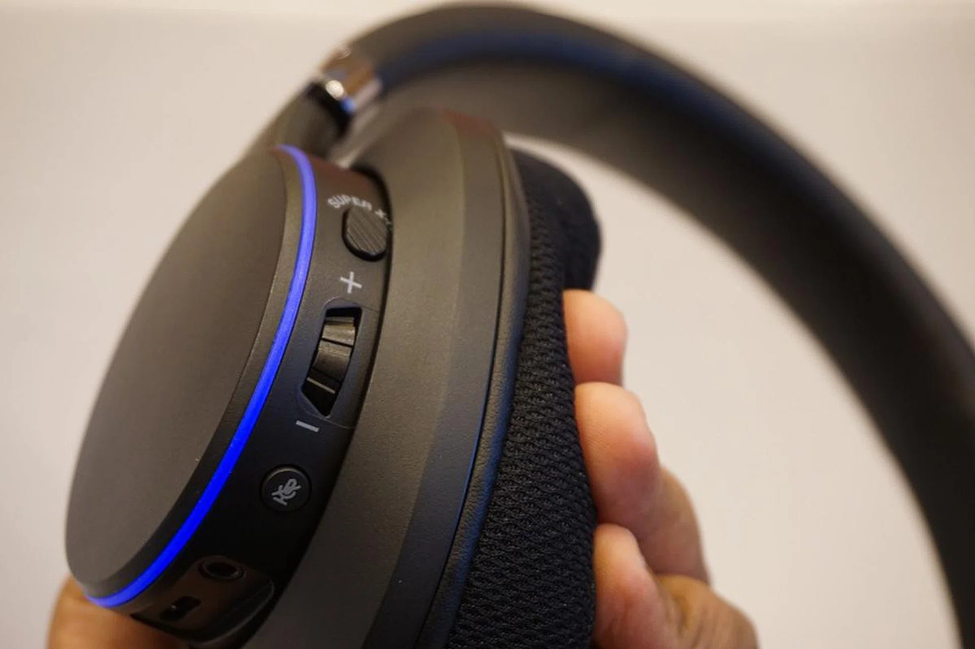 The left ear cup sports all necessary controls – SXFI on/off, volume control, microphone on/off…