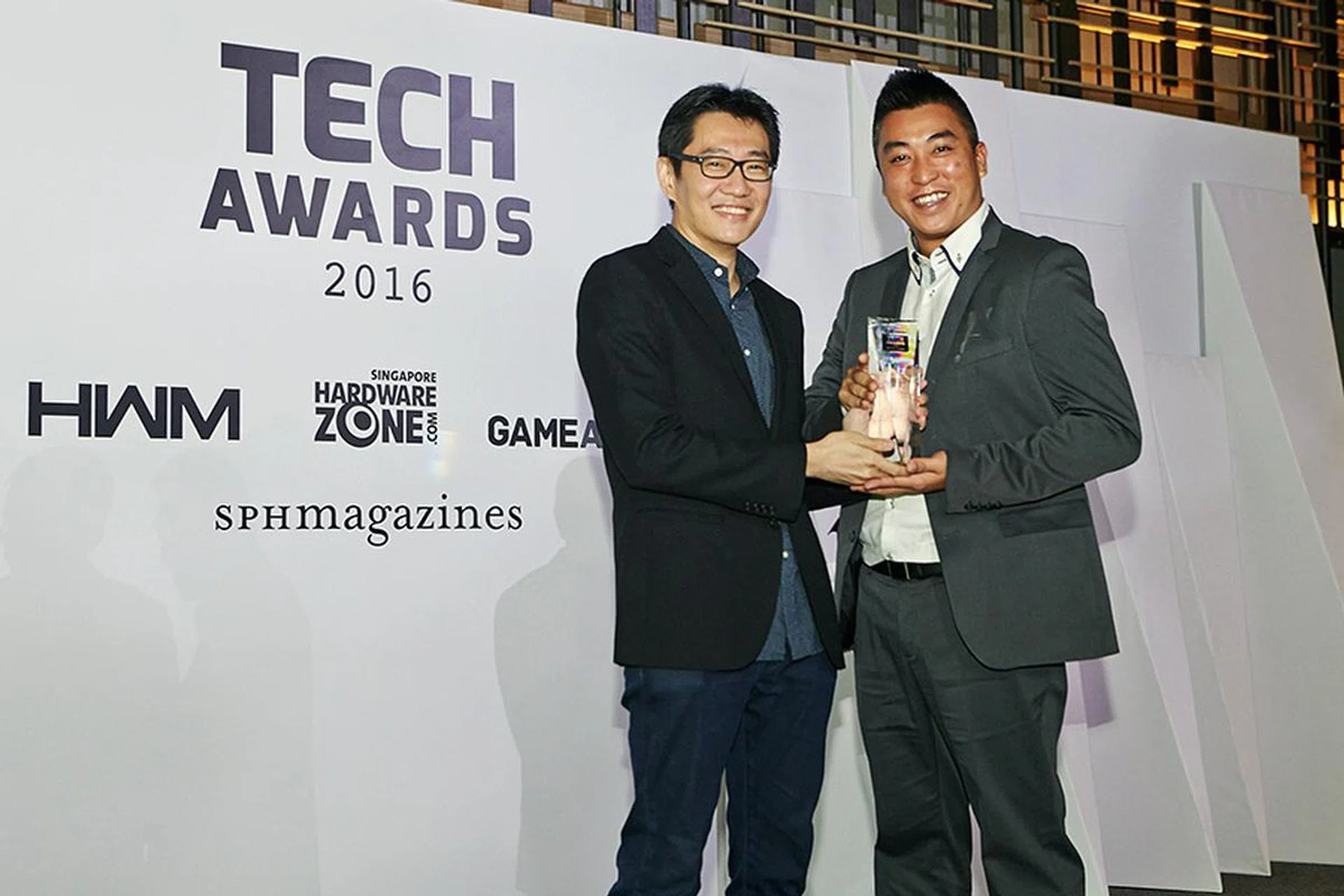 Casio's Exilim EX-ZR3500 wins the Editor's Choice for Best Point & Shoot Digital Camera; and receiving the trophy on behalf of the company is Mr. Daniel Lee, Head of Marketing and PR for Casio.