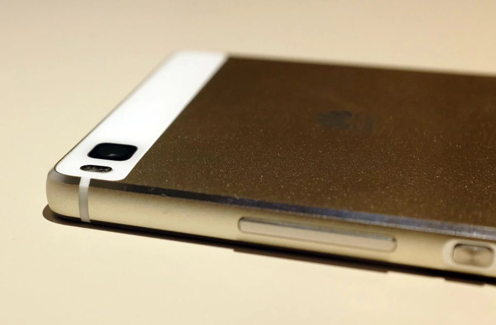 Despite its thin (6.4mm) profile, the P8's camera bump remains flush with the back of the device.
