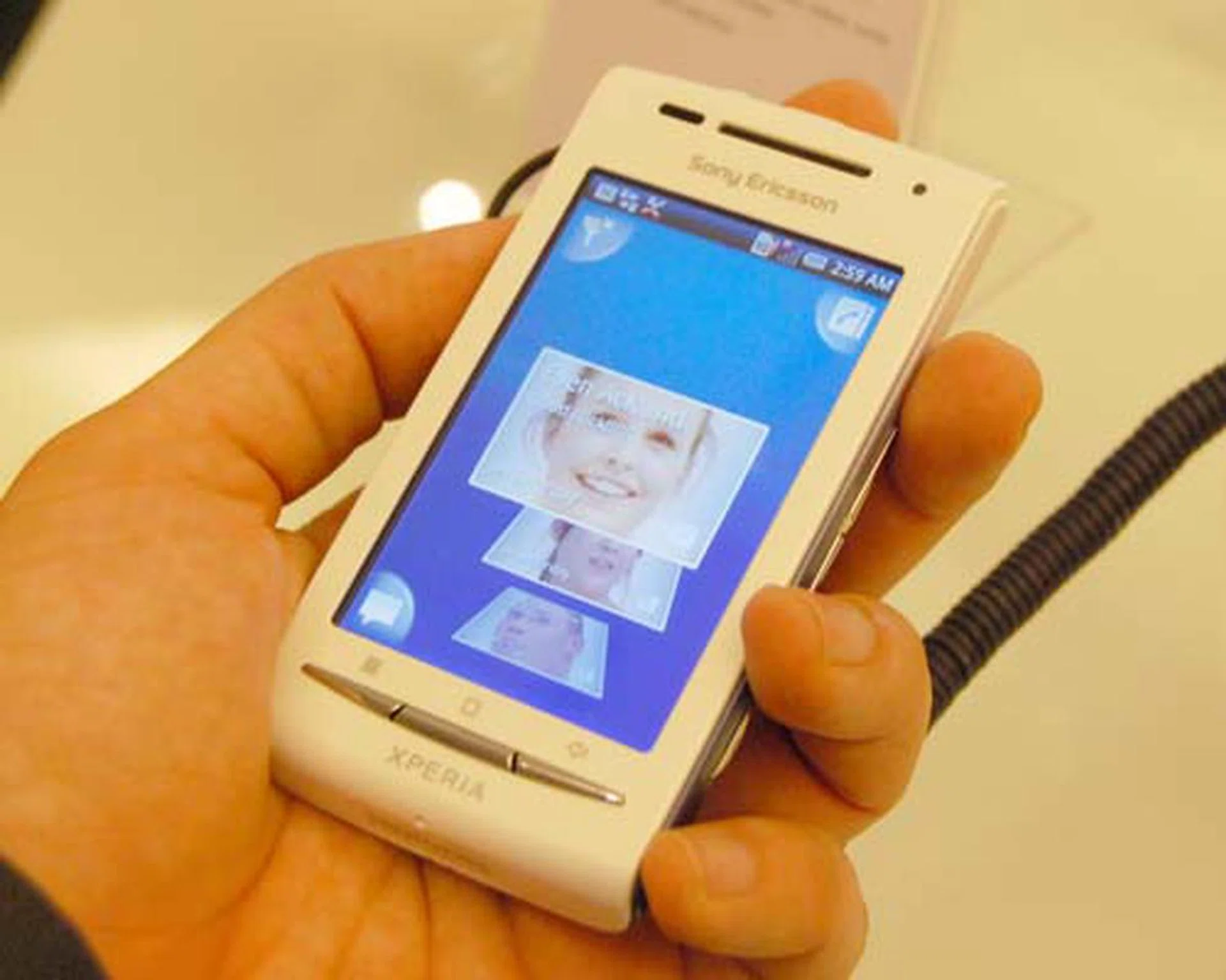 Similar to the X10's human curvature design, the X8 comes with a smaller 3-inch screen at a resolution of 320 x 480 pixels.