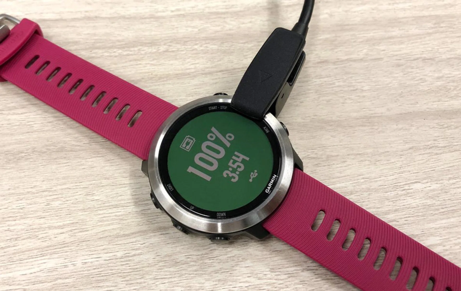 A special clip allows you to connect the Forerunner 645 Music to your computer for charging and data transfer.