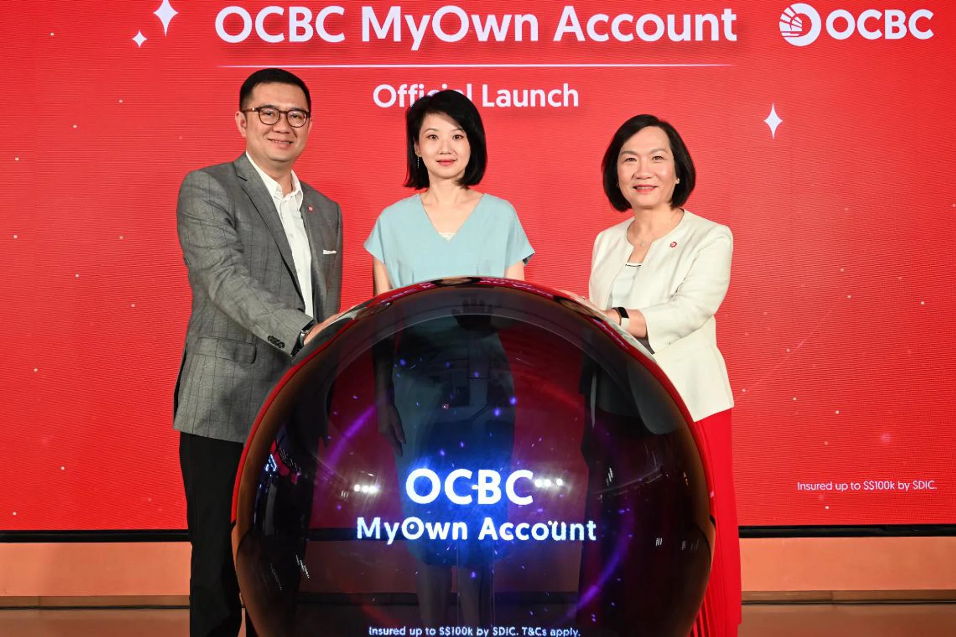 From left: Sunny Quek (Head of Global Consumer Financial Services, OCBC), Sun Xueling (Minister of State, Ministry of Home Affairs & Ministry of Social and Family Development) and Helen Wong (Group Chief Executive Officer, OCBC), officially launched the OCBC MyOwn Account at the OCBC Wisma Atria branch. Photo: OCBC.