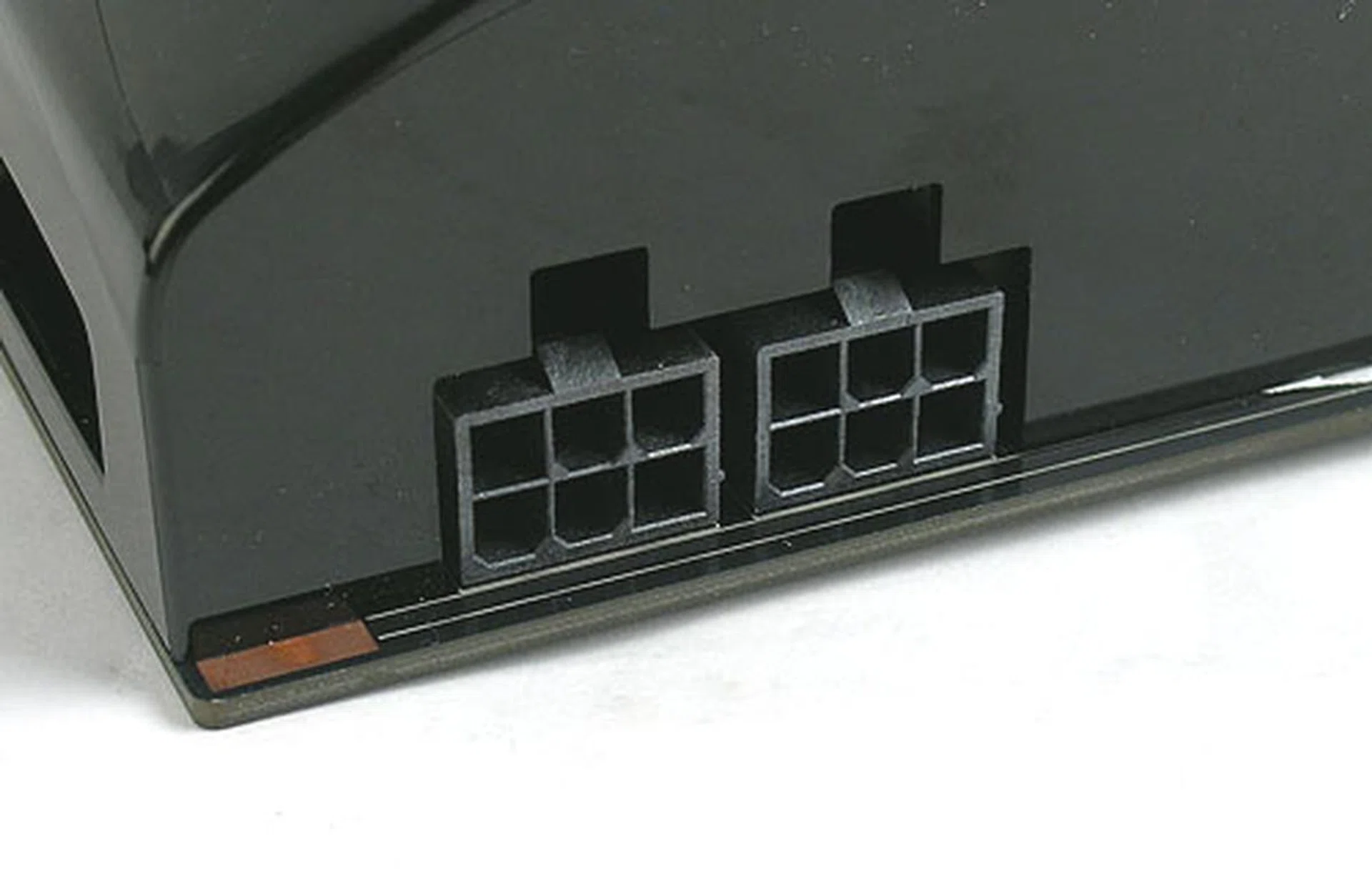 Two six-pin power connectors are found onboard the GeForce 9800 GTX, with a maximum TDP power consumption rated at 160W by NVIDIA.