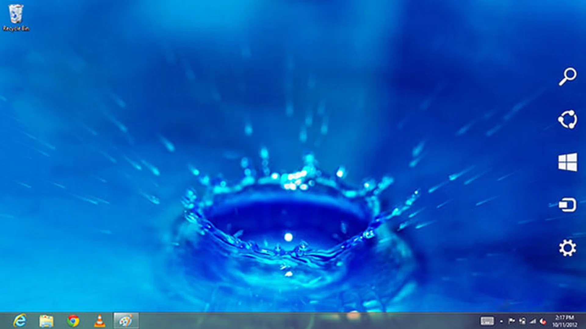When using the mouse, a transparent Charms bar will appear when the cursor touches the upper or lower-right corner of the screen. The bar will appear fully only when you move the cursor along the right edge. This is a nice aesthetic touch as the bar is only prominent when you really mean to invoke it. At other times, it's just an indicator to check if one really wants to activate the Charms bar.
