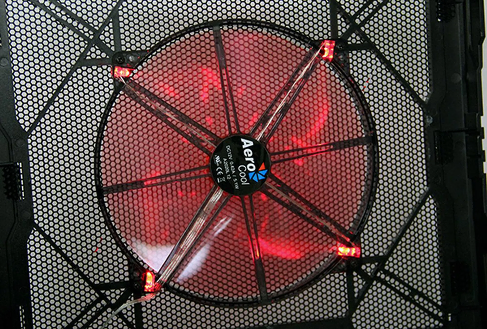 On the top panel is a 200mm fan that comes with red LED lights. The fan is pretty heavy, which explains why the top panel tilts a little on its unsupported side.
