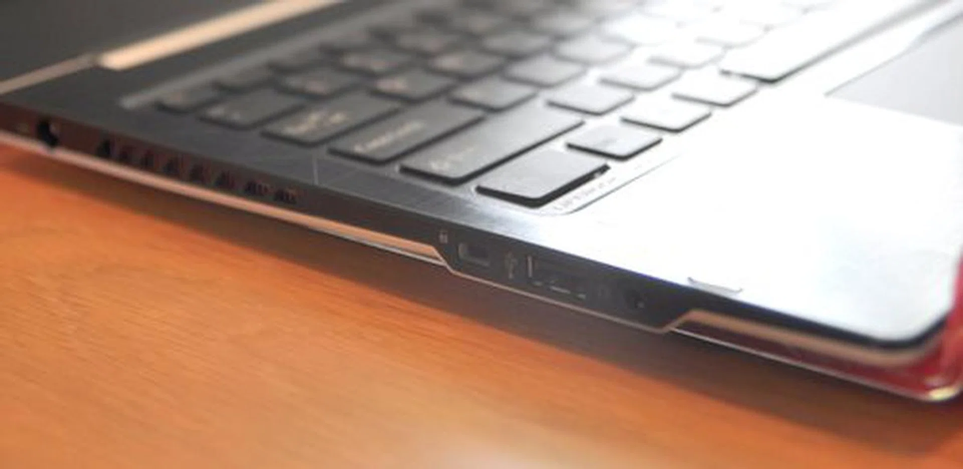 On the left of the machine, you can see some pretty standard ports like a USB 3.0 port, audio jack, Kensington security slot and the power port. 