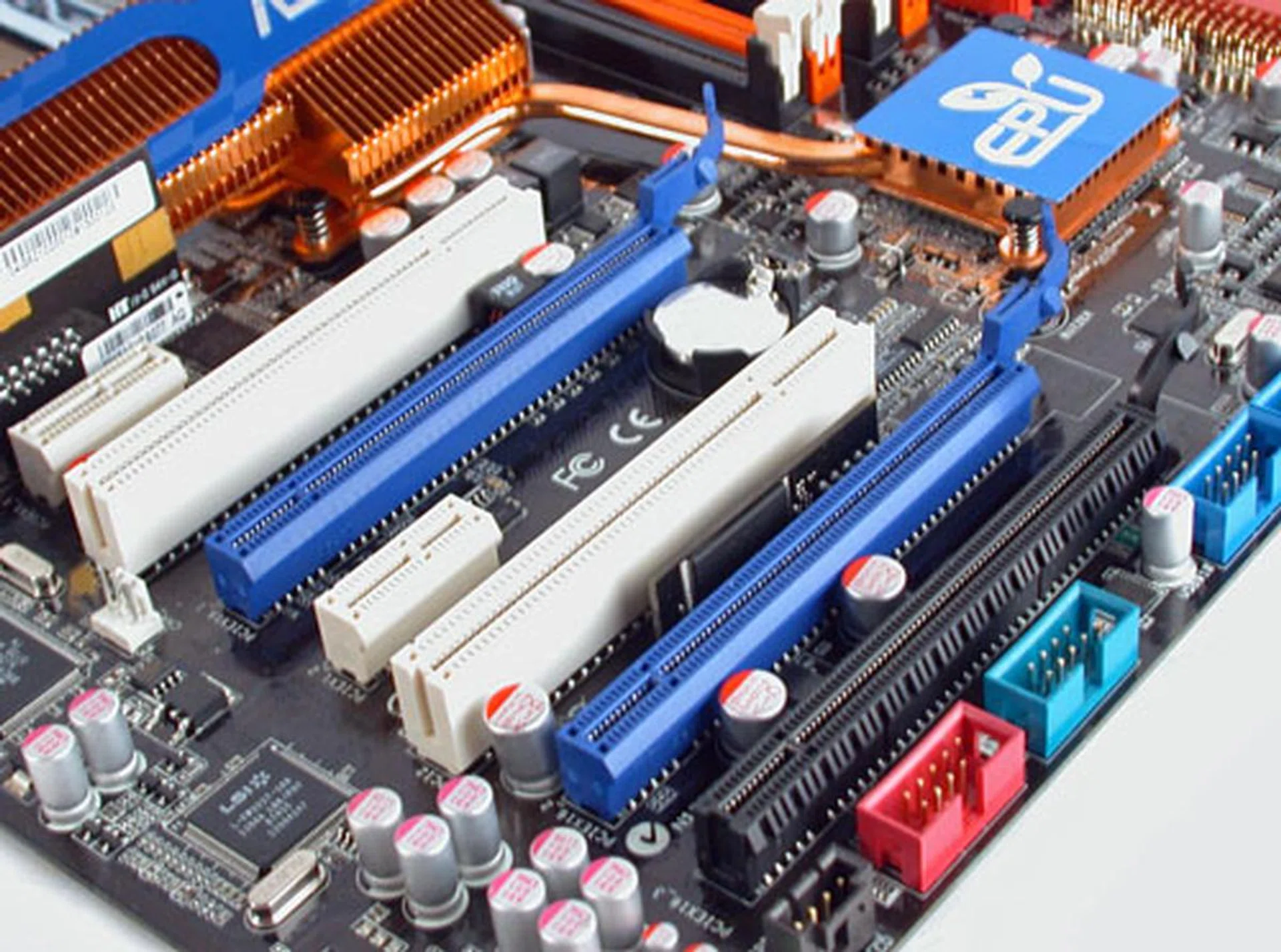An important leap for the Intel P45 from the P35 is the support for PCI Express Gen 2. ASUS includes up two PCIe 2.0 x16 slots on the P5Q3 Deluxe. You can either configure the main PCIe slot to run at x16 or have two PCIe at 8x if you're running CrossFireX. ASUS also includes a third PCIe x16 slot, but this runs off the Southbridge (x4 electrical interface). On another note, if you're looking closely, you can spot the Express Gate module sandwiched in between the second PCIe x16 and PCI slots.