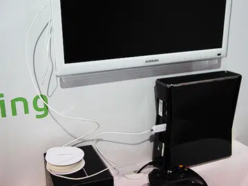 A demonstration using a lengthy optical HDMI cable between an Xbox 360 and an LCD TV.