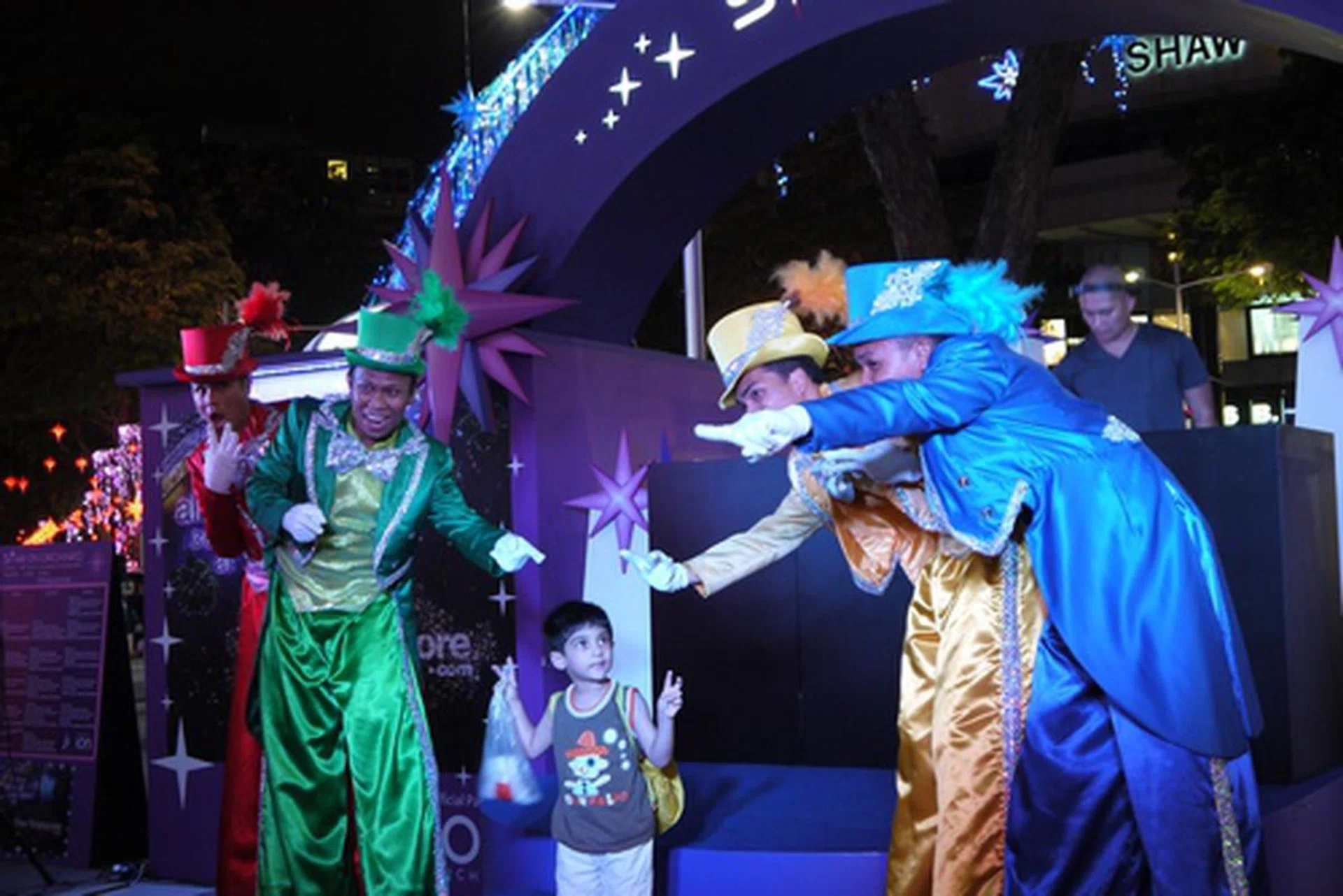 Shot at f4.6, 1/8 sec, 51mm, ISO400.