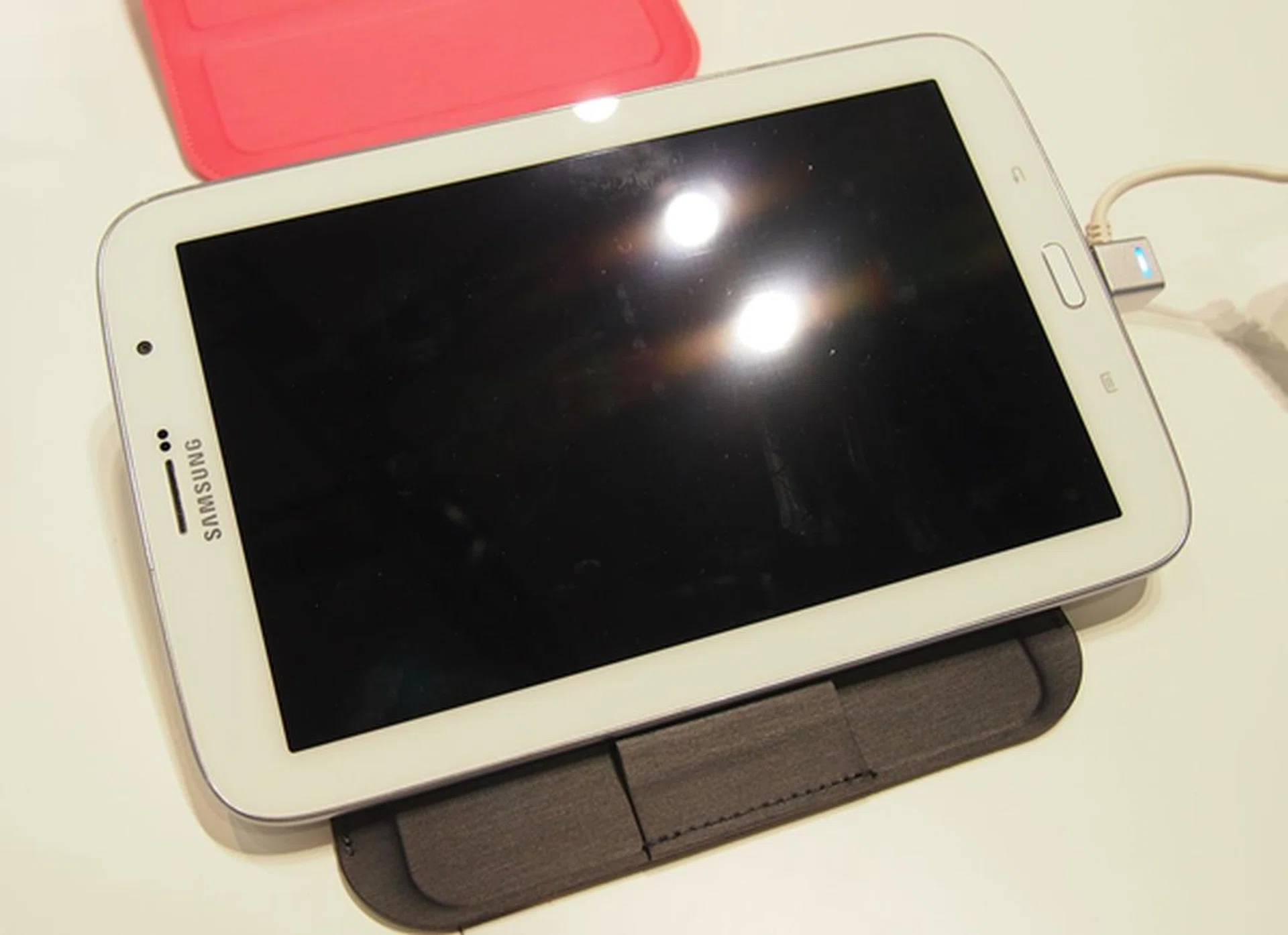 Holding the Samsung Galaxy Note 8.0 allows you to type at a certain angle.