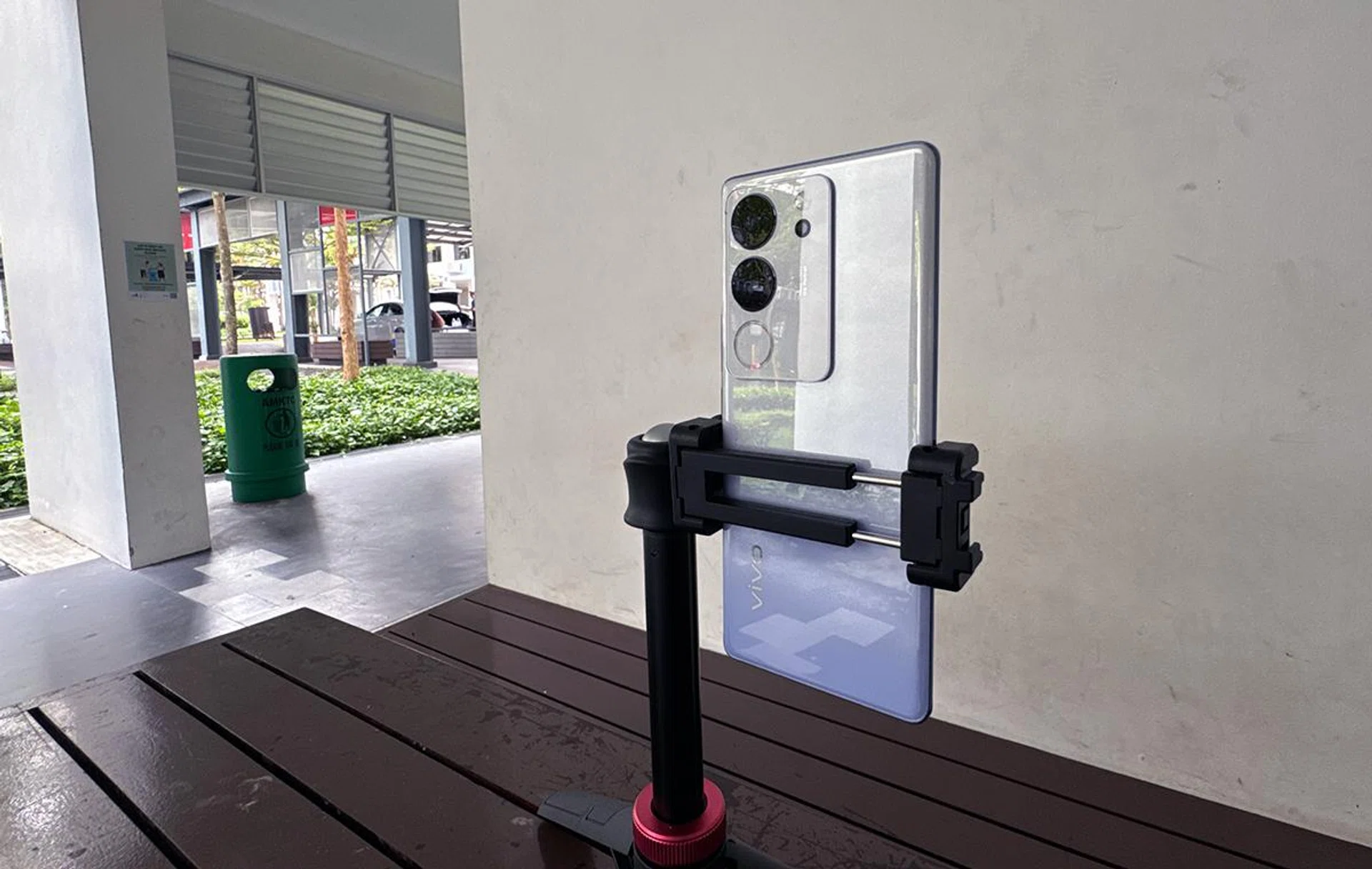Mounting the Vivo V29 like how most e-commerce live streamers would.