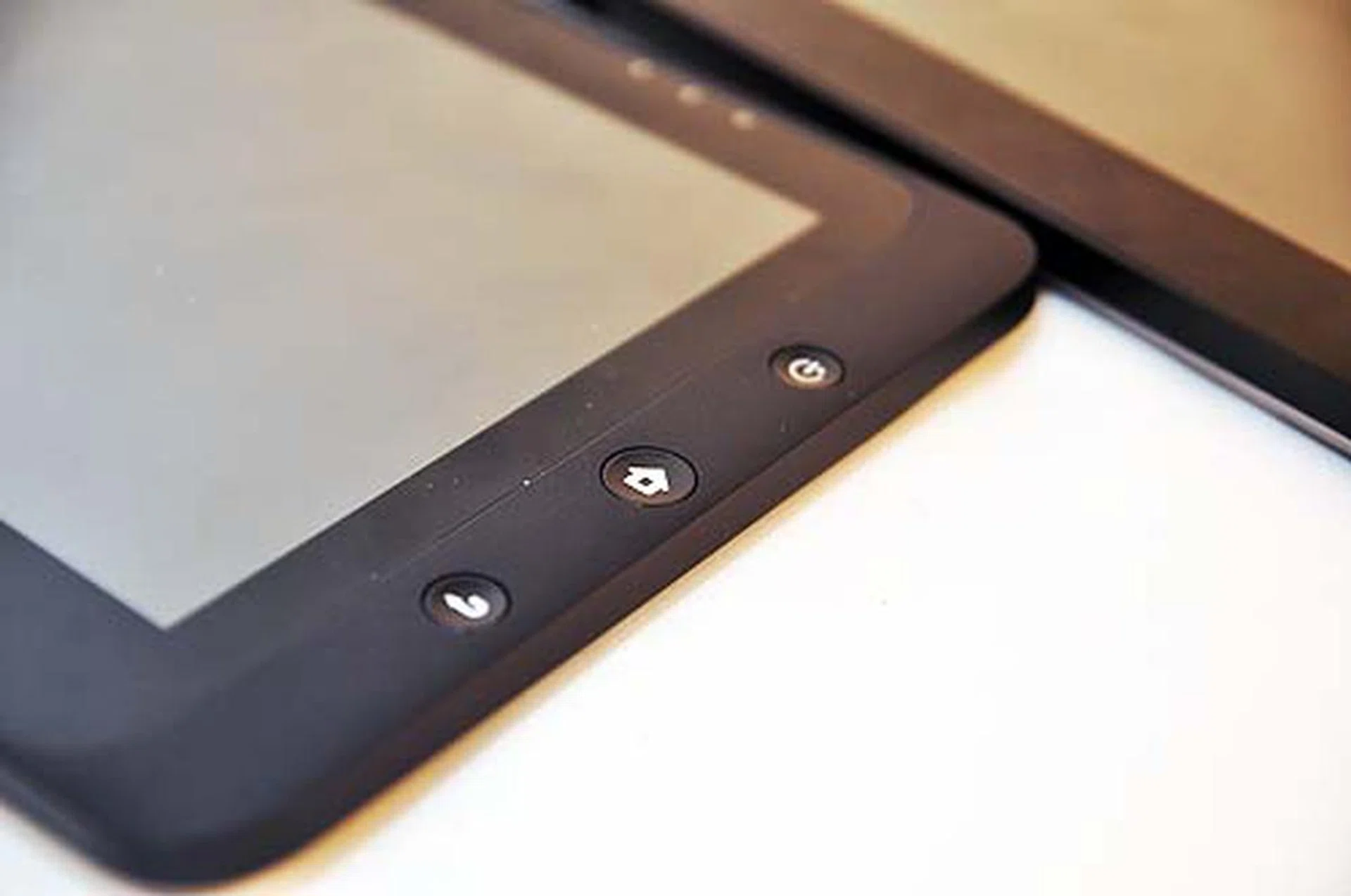 Unlike other Android devices, the menu buttons seem quite limited. But wait, where's the menu button? From our usage, it seems like the back arrow key is the menu button, and there's no back button. Confused? Yeah we were too.