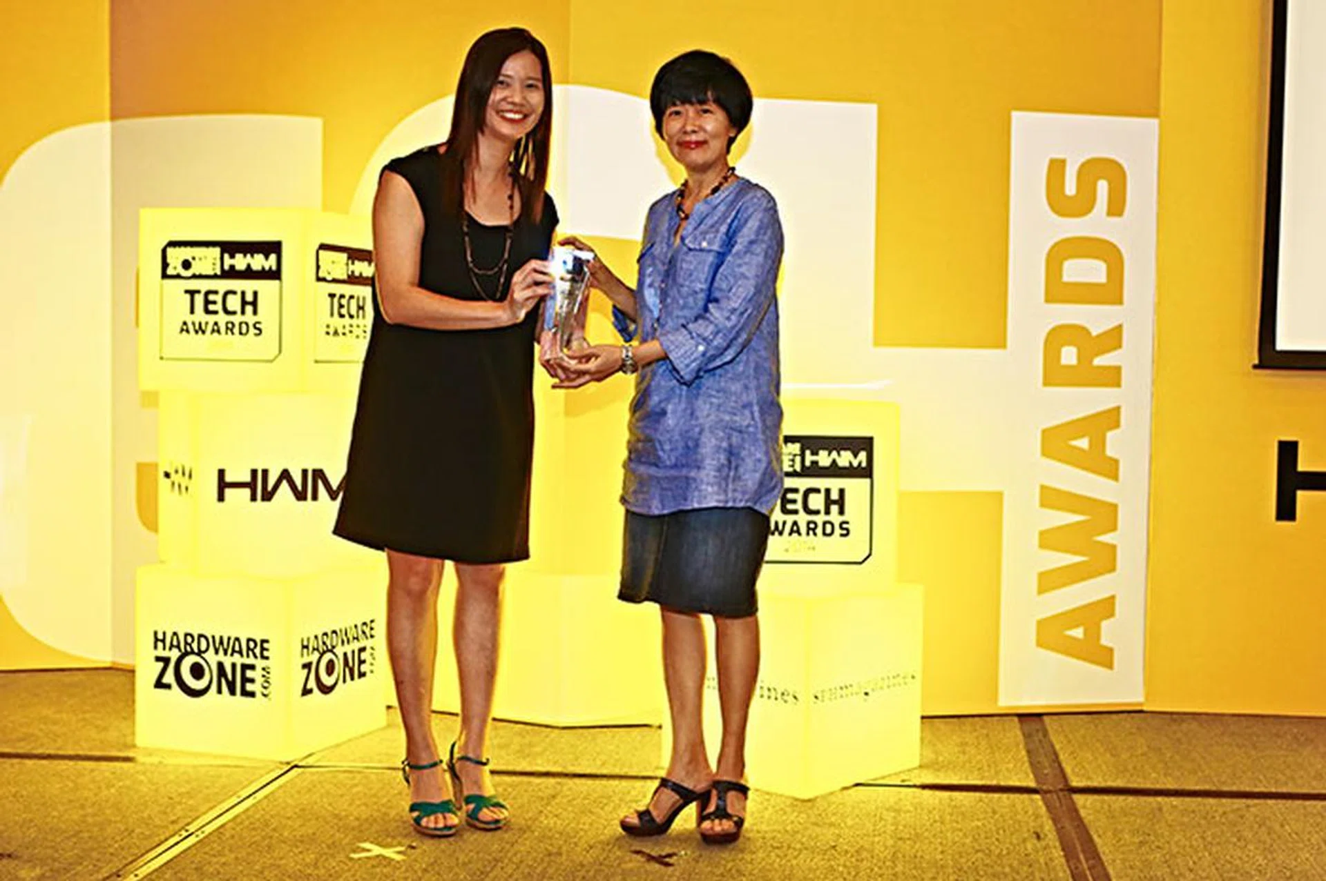 Creative's Airwave HD won the Editor's Choice award for Best Wireless Portable Speakers. Here's Ms. Wynne Leong, Director, Corporate Communications for Creative, receiving the trophy.