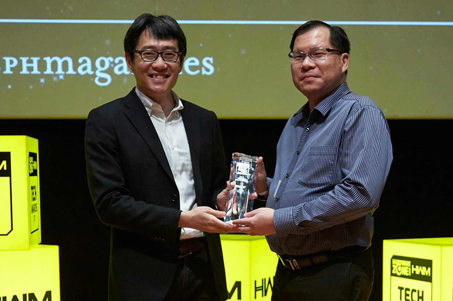 Gigabyte's Aorus GTX 1080 Ti is the Editor's Choice winner for Best Gaming Graphics Card. Receiving the award here is Mr. Andrew Cheong from CDL Trading Pte. Ltd., the distributor for Gigabyte graphics cards in Singapore.