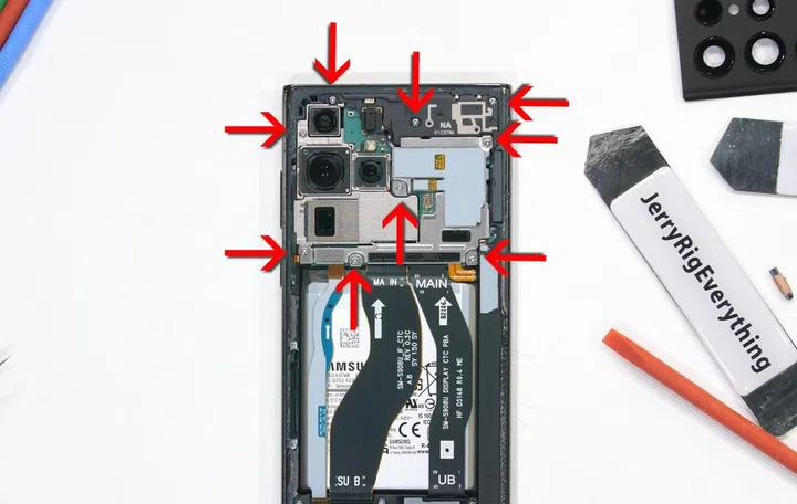 JerryRigsEverything pointing out all the screws holding down the mainboard in the Galaxy S22 Ultra. Source: JerryRigsEverything (YouTube)