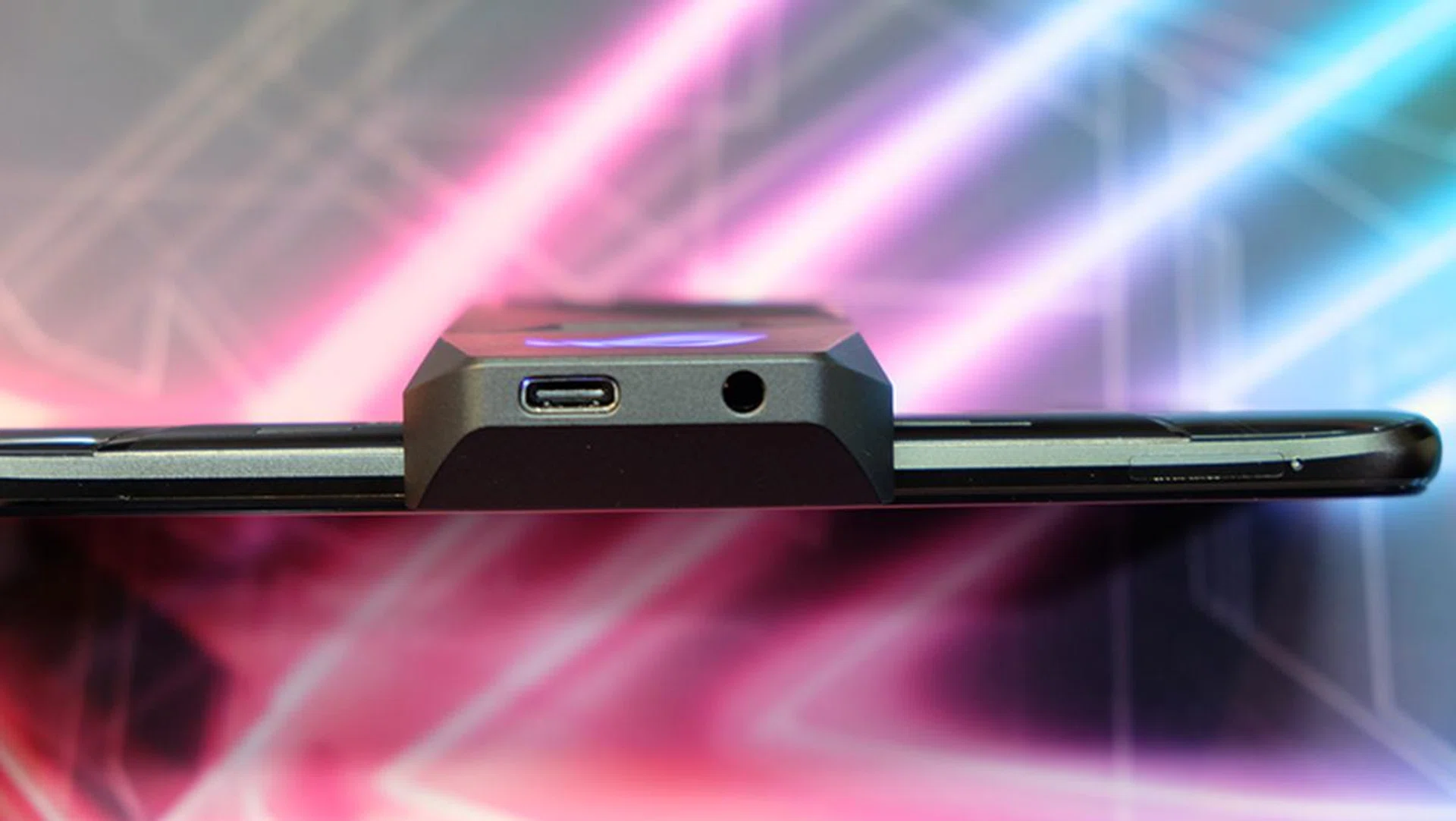 The clip-on fan provides an additional 3.5mm headphone jack for you to plug in your headphones.