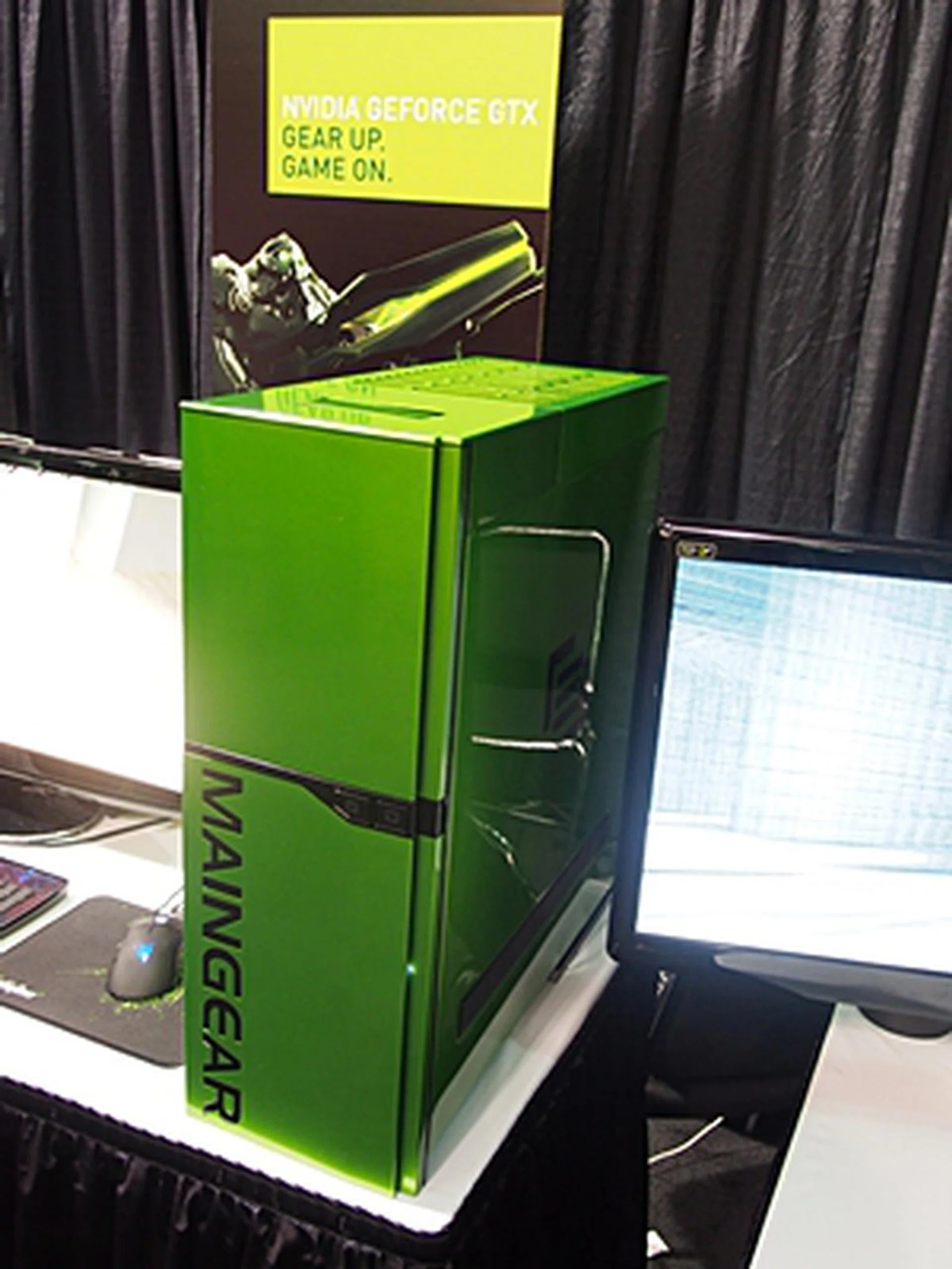 The Maingear chassis that hosts the pair of GeForce GTX 680. Maingear is a US-based high-performance PC builder.