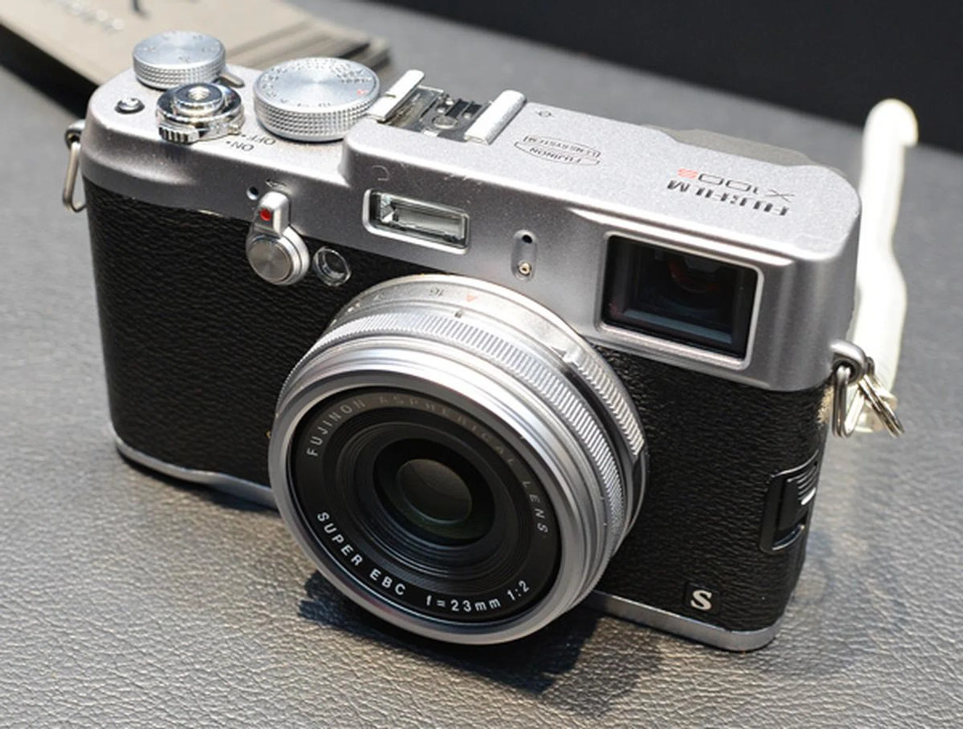 Similar to the X20, the X100S is one handsome camera. The menu system has been improved from the X100's while build quality remains equally robust. However, we did note that the autofocus speed of the X100S does not seem that much faster than the X100.