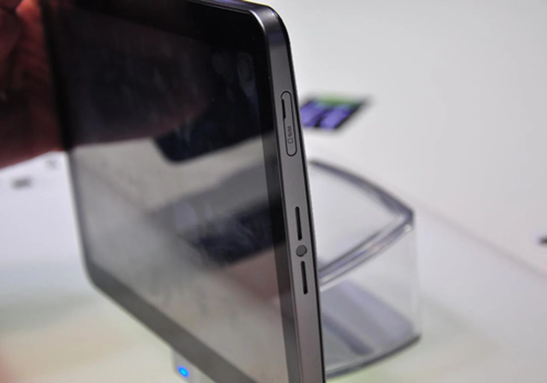 The new 10.1-inch Tab is thin at 10.9mm, and only 2.5mm thicker than the GALAXY S II. 