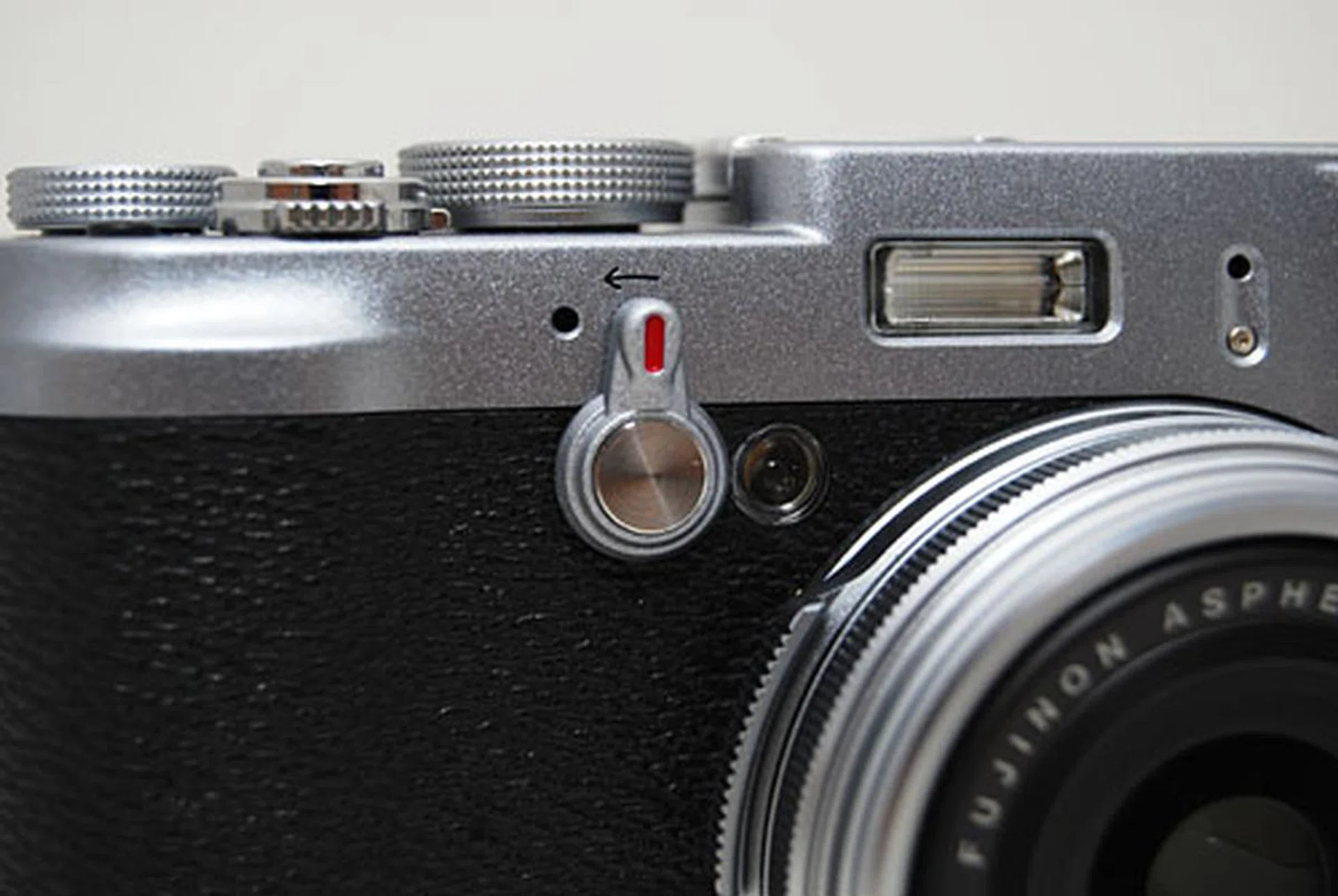 Flip the viewfinder lever to easily toggle between optical and electronic viewfinder modes.
