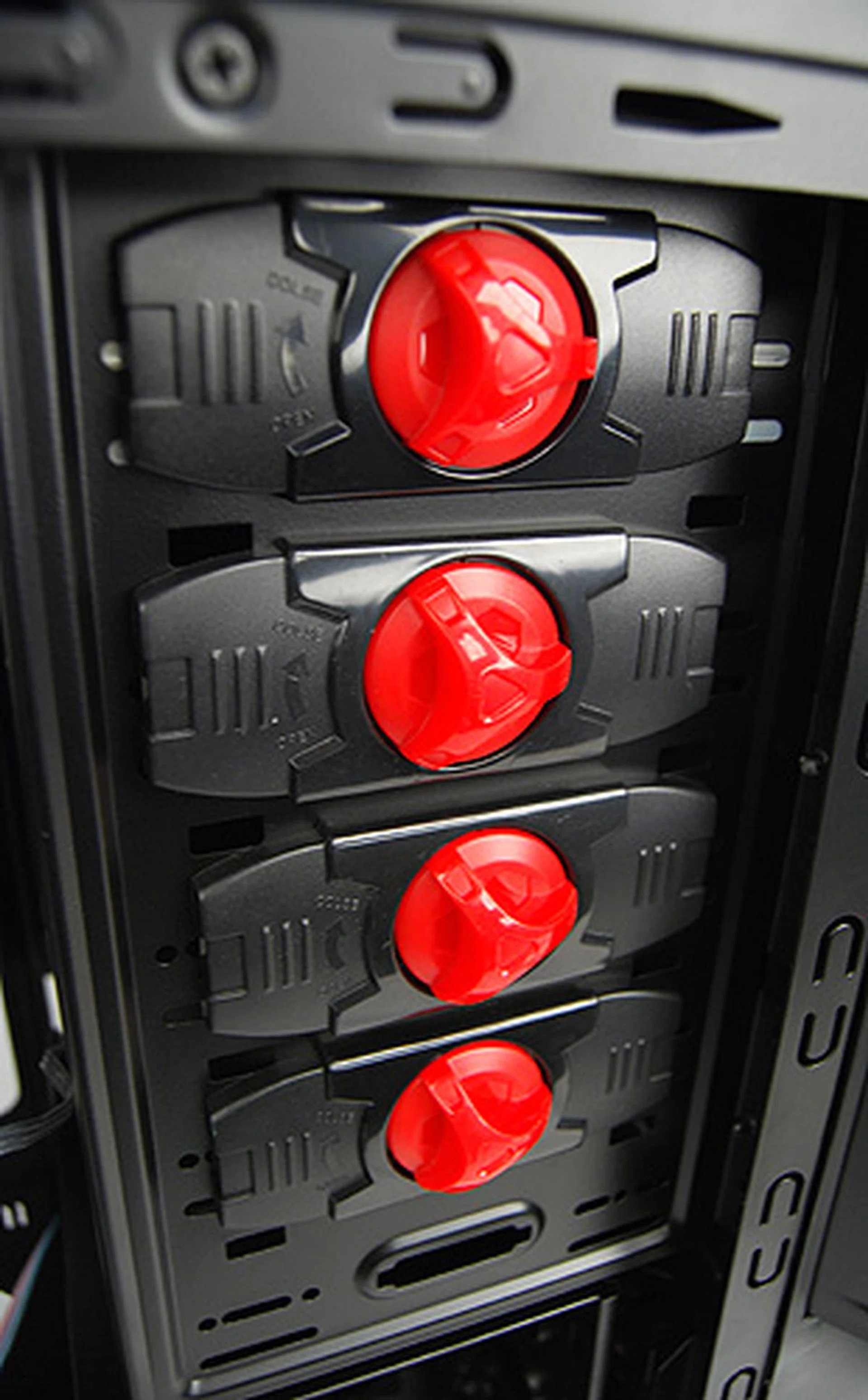 Installing optical drives was a breeze thanks to these easy to use securing latches. Simply remove them, insert the drive, re-attach them and lock them in place, and you're done.