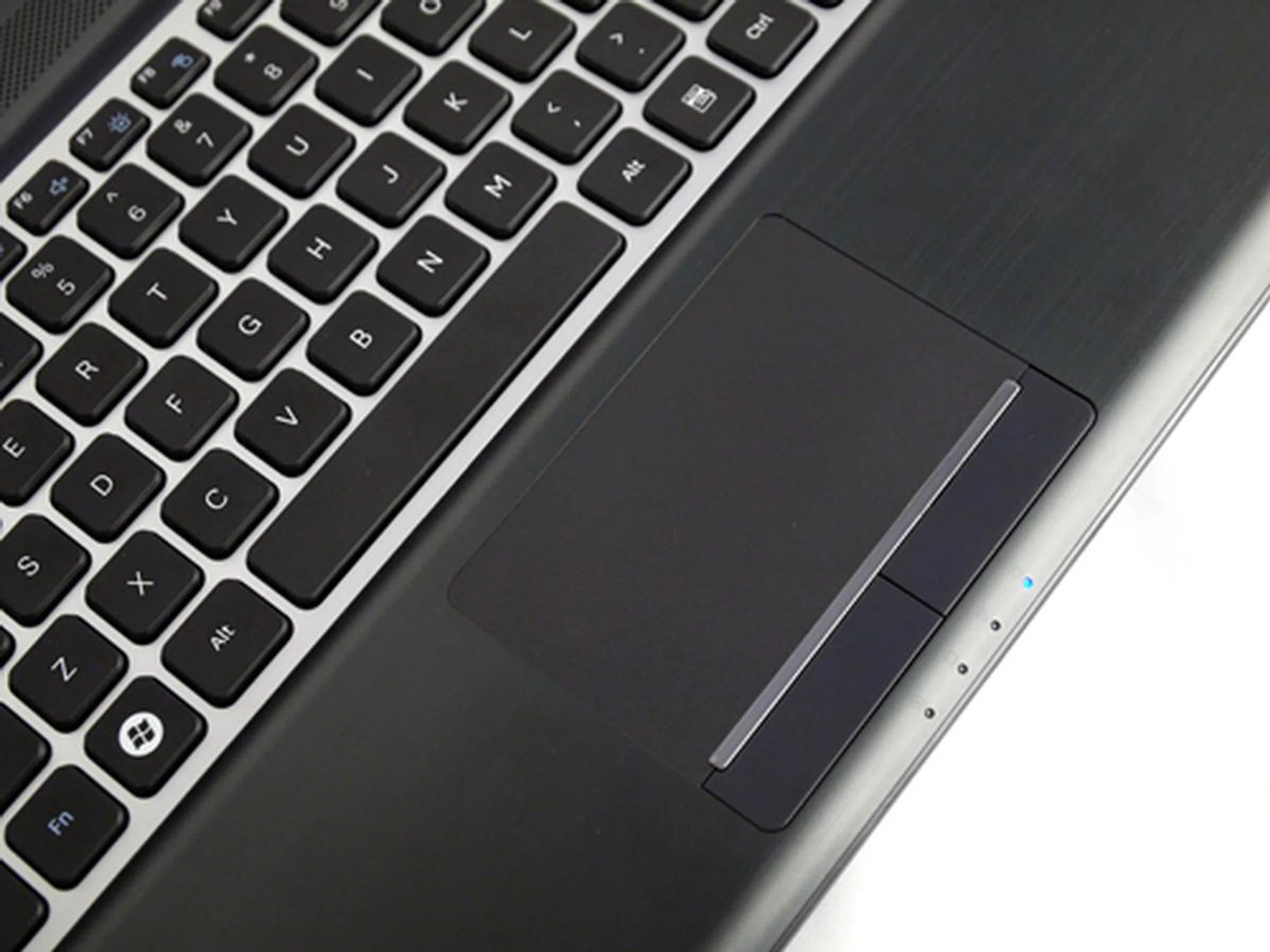 Big, wide and responsive, the ELAN multi-touch trackpad is easily one of the best features Samsung has coughed up. You can also use a downward 3-finger swipe to minimize all active windows.