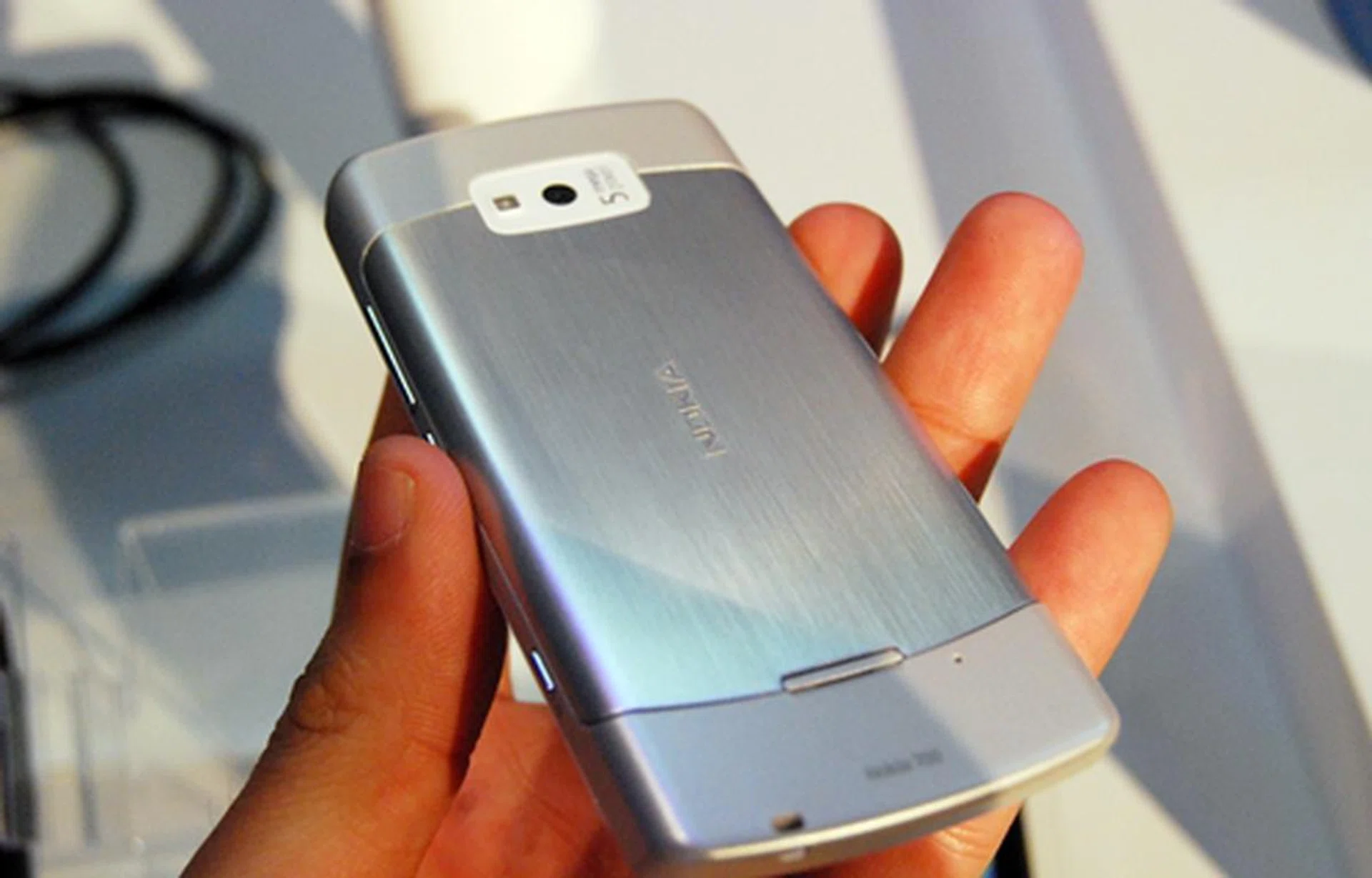 Unlike the Nokia 701, the Nokia 700 comes with a 5-megapixel camera with LED flash.