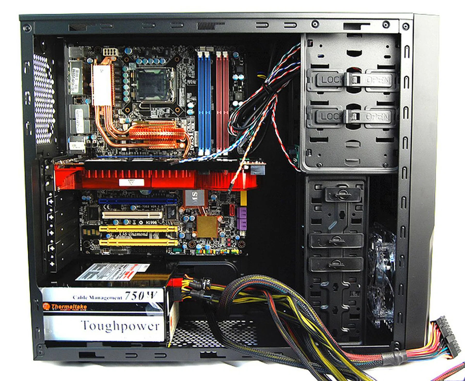A look at the Cooler Master Elite 431 Plus with the major components installed. Clearly, the chassis is not short on space and can easily accommodate an 11-inch long graphics cards (such as the latest Radeon HD 7970 and GeForce GTX 680) with much space to spare.