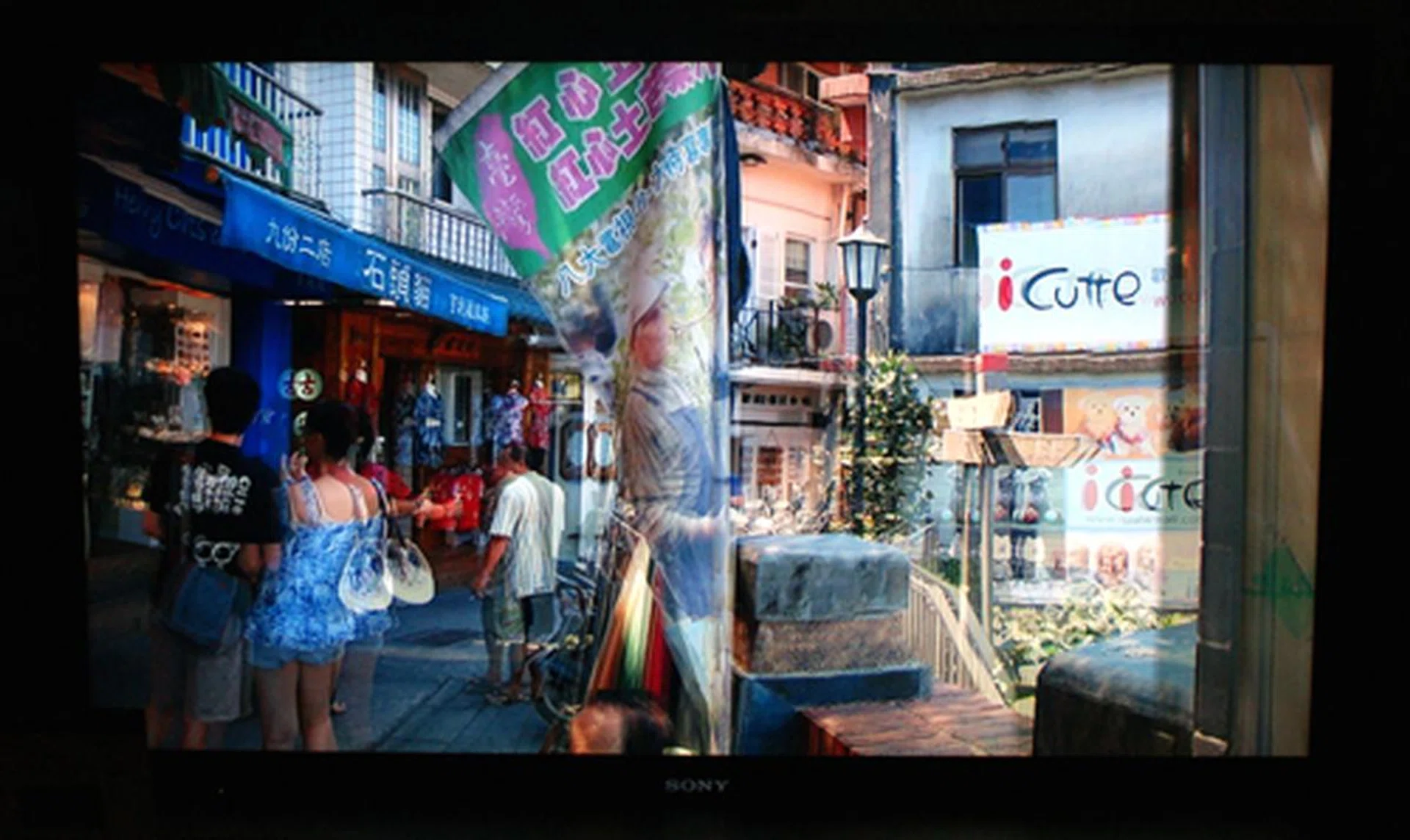 A 3D panoramic view captured with a Cyber-shot camera. The camera actually features two off-centre bands in the CMOS sensor to create a stereoscopic shot.