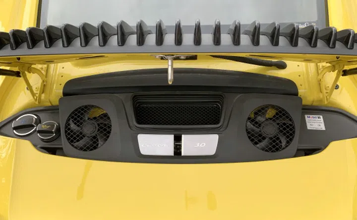 This is the sight you see when you lift the engine cover. Looks like a gaming PC with two big cooling fans.