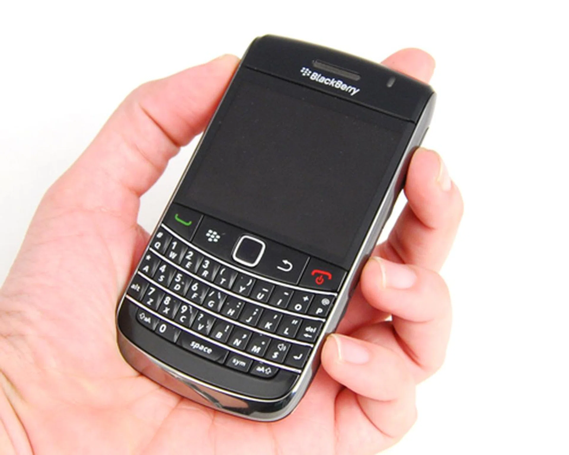 Approximately around the same size as the recently launched BlackBerry Curve 8520, the Bold 9700 will no longer look out of place in daintier hands (unlike ours). A smaller screen, and a smaller keyboard, but the Bold 9700 retains the same thickness as the Bold 9000.