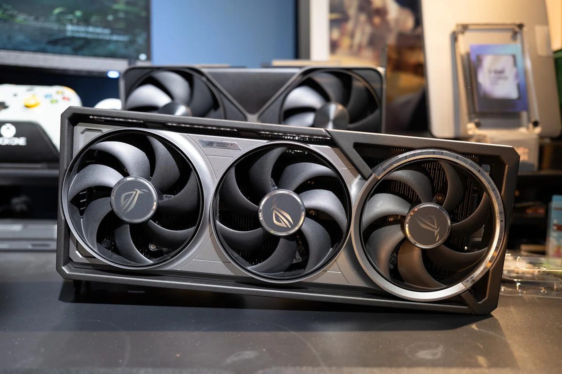 Alongside the Astral GeForce RTX 5080, the Astral GeForce RTX 5090 sits at the pinnacle of ASUS' line of graphics cards. Photo: HWZ