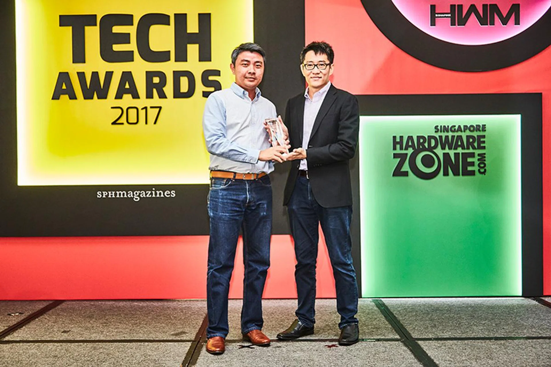 The Readers' Choice award for Best Removable Flash Storage Brand goes to SanDisk. Accepting the award here is Country Sales Manager Mr. Mark Eng.