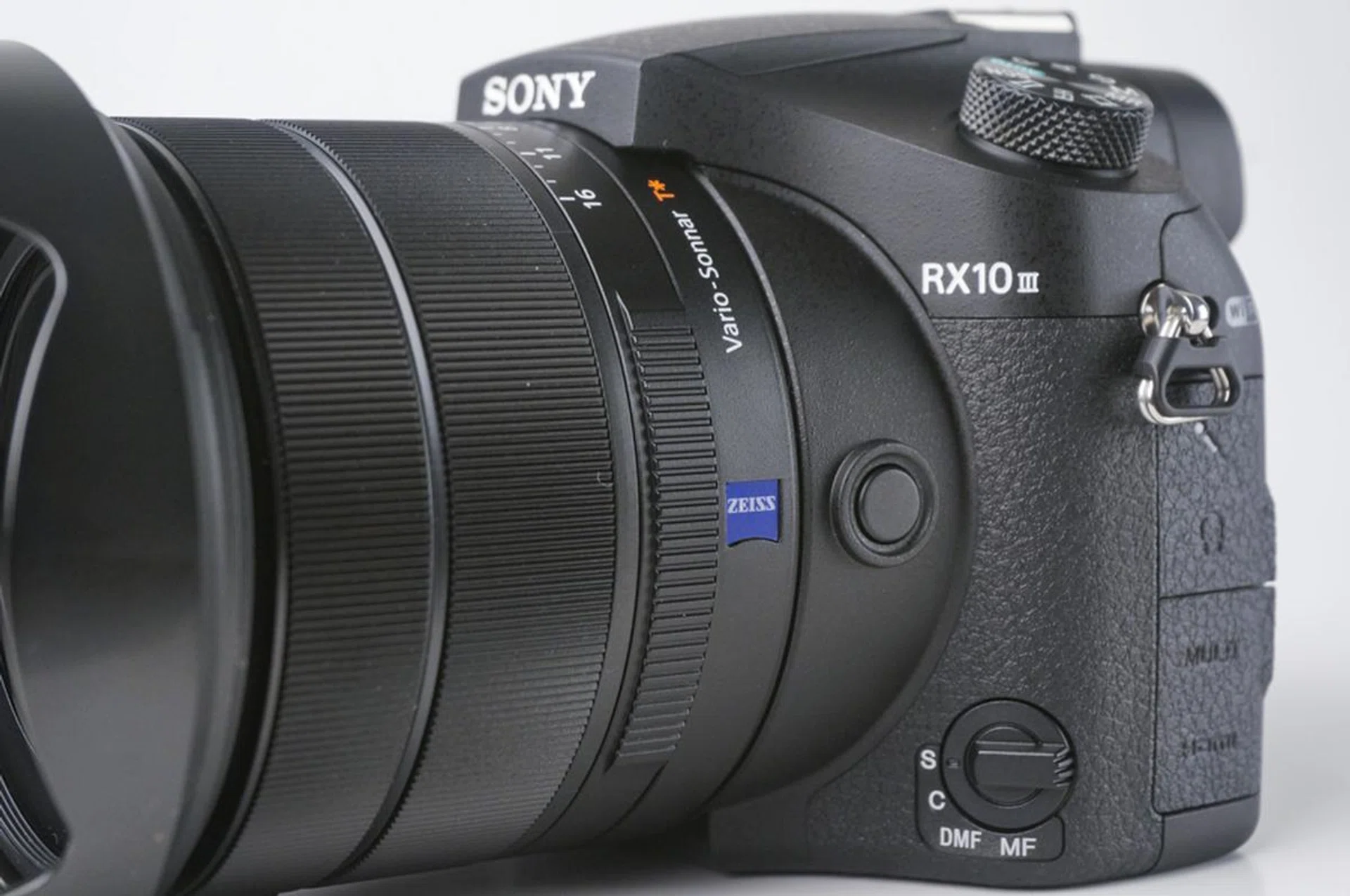 One ring to control focus, one to control zoom, and one for aperture.