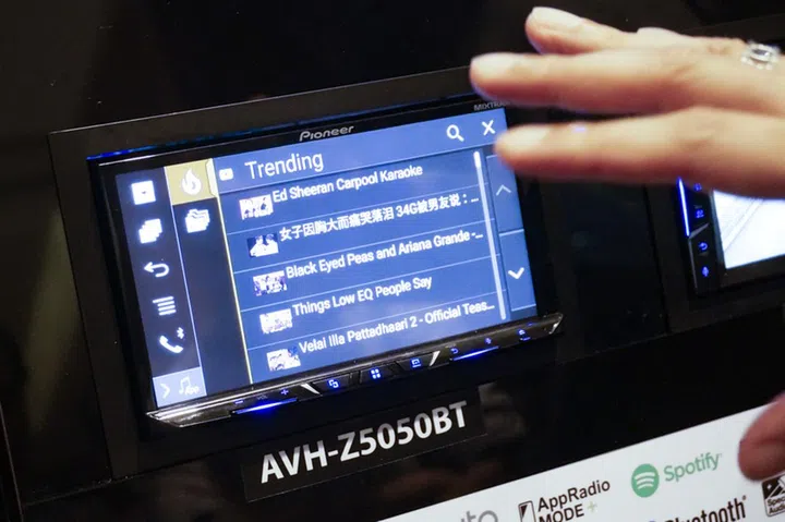 Scroll through your phone's playlist easily via touch on the new Pioneer Z-series receivers. 