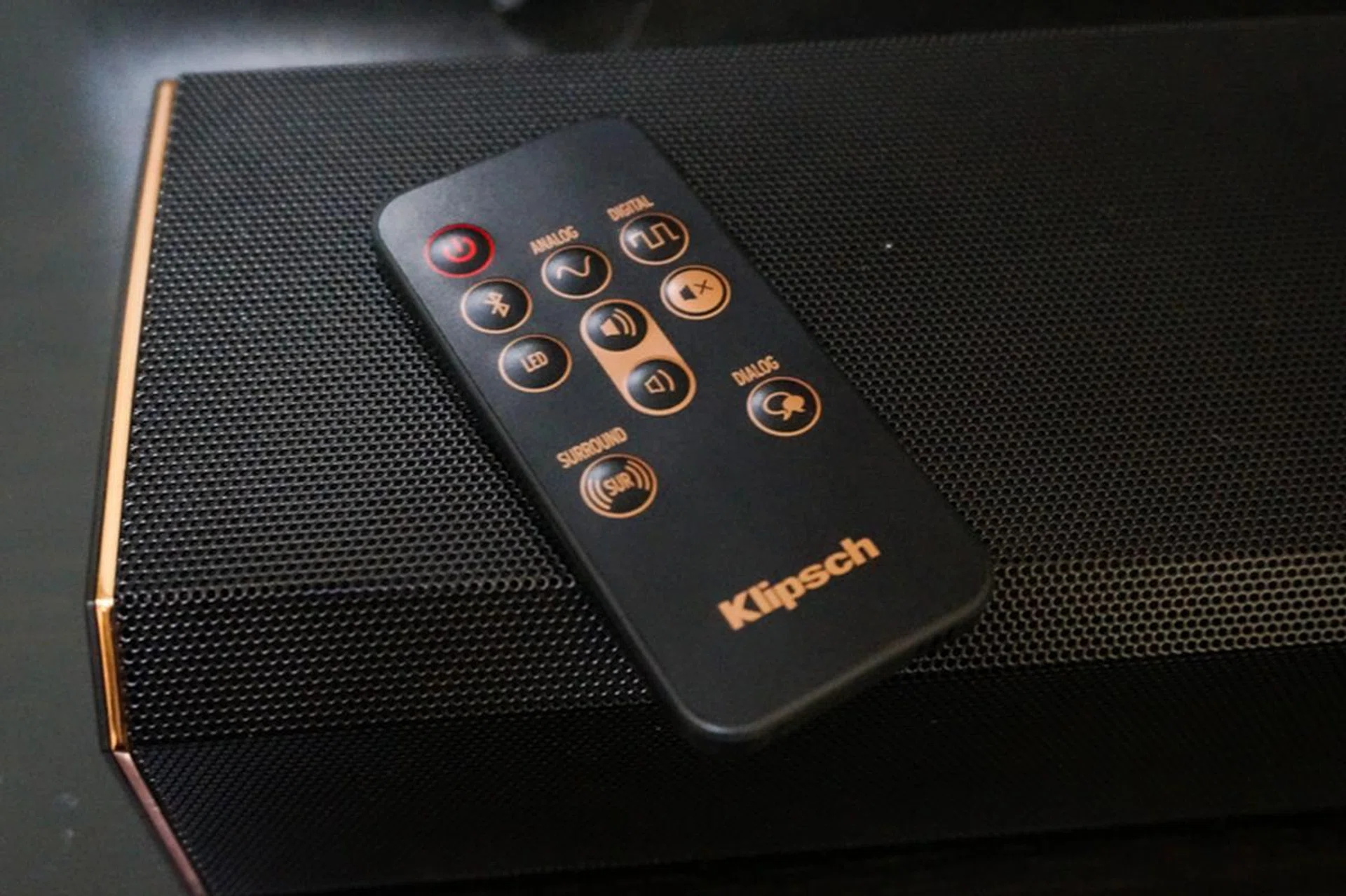 A dedicated remote allows you to easily activate Surround sound mode.