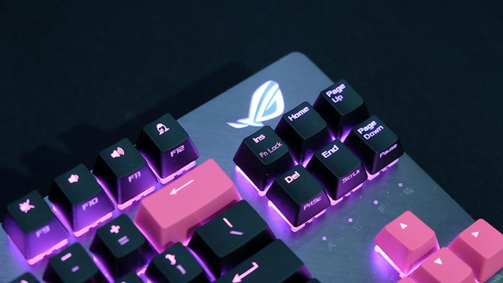 The keyboard features a brushed aluminum top plate.